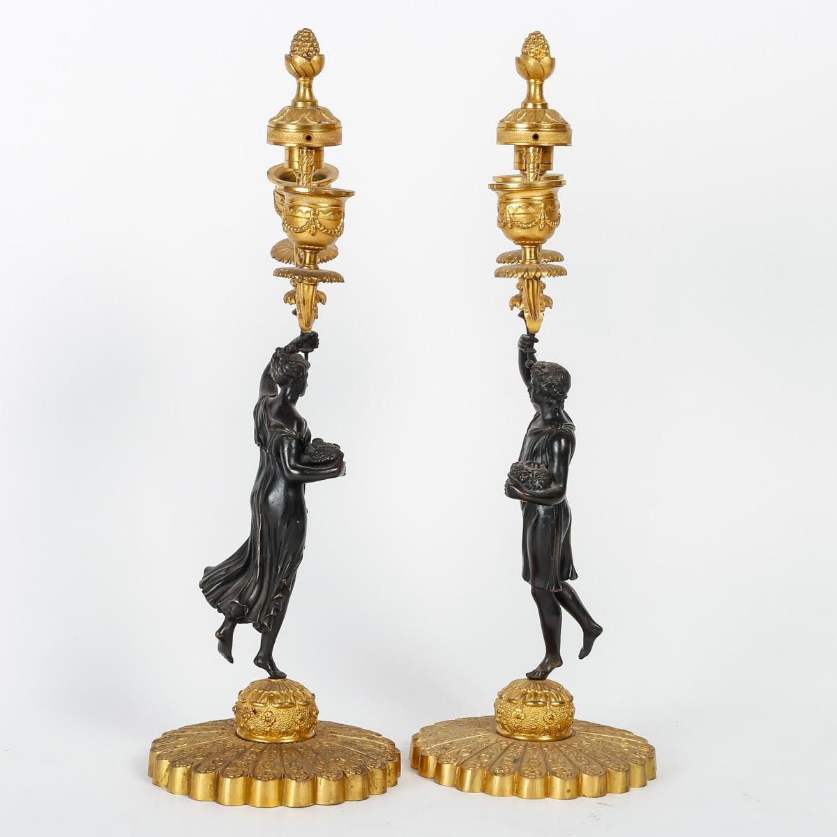  Paar Kandelaber aus patinierter und vergoldeter Bronze, Charles X.-Periode. im Zustand „Gut“ im Angebot in Saint-Ouen, FR