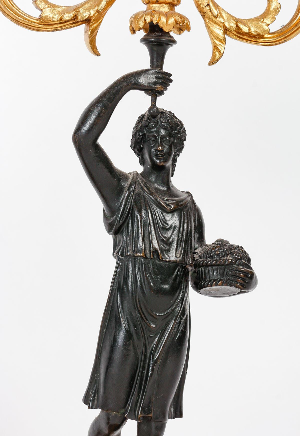  Paar Kandelaber aus patinierter und vergoldeter Bronze, Charles X.-Periode. (19. Jahrhundert) im Angebot