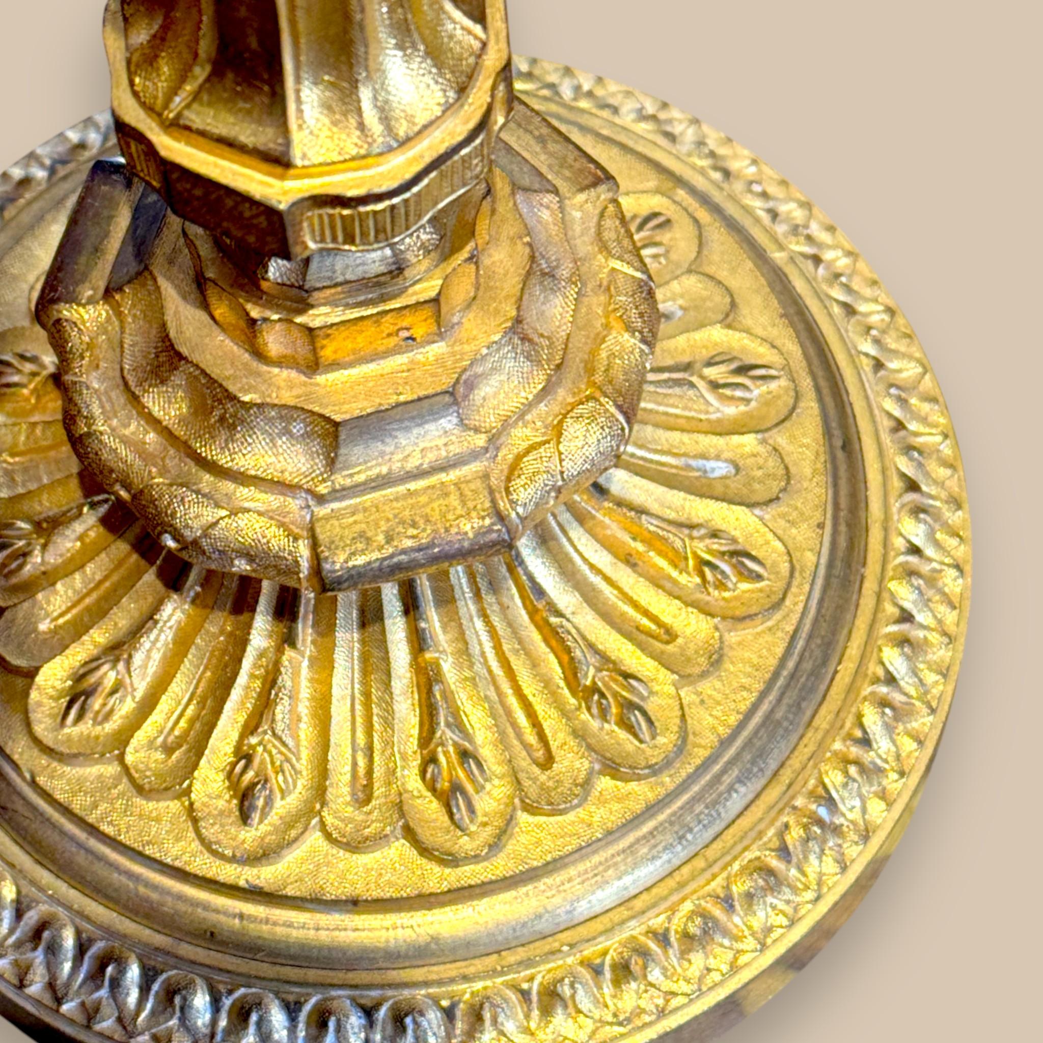 Coppia di candelabri in stile Luigi XVI in bronzo dorato, XIX secolo in vendita 5