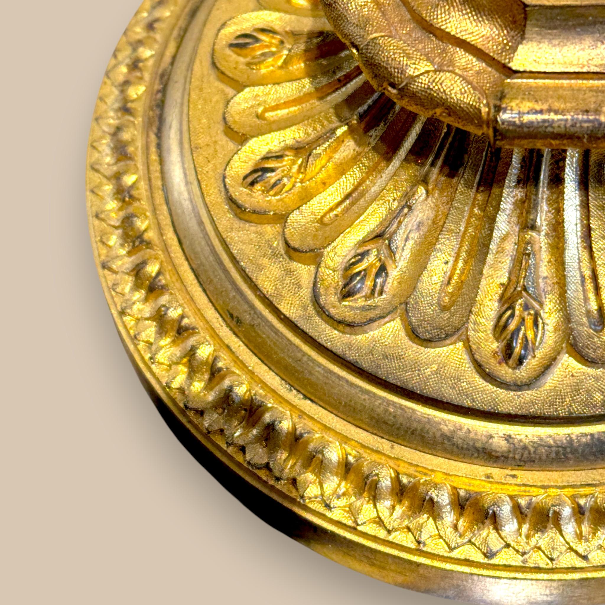 Coppia di candelabri in stile Luigi XVI in bronzo dorato, XIX secolo in vendita 7