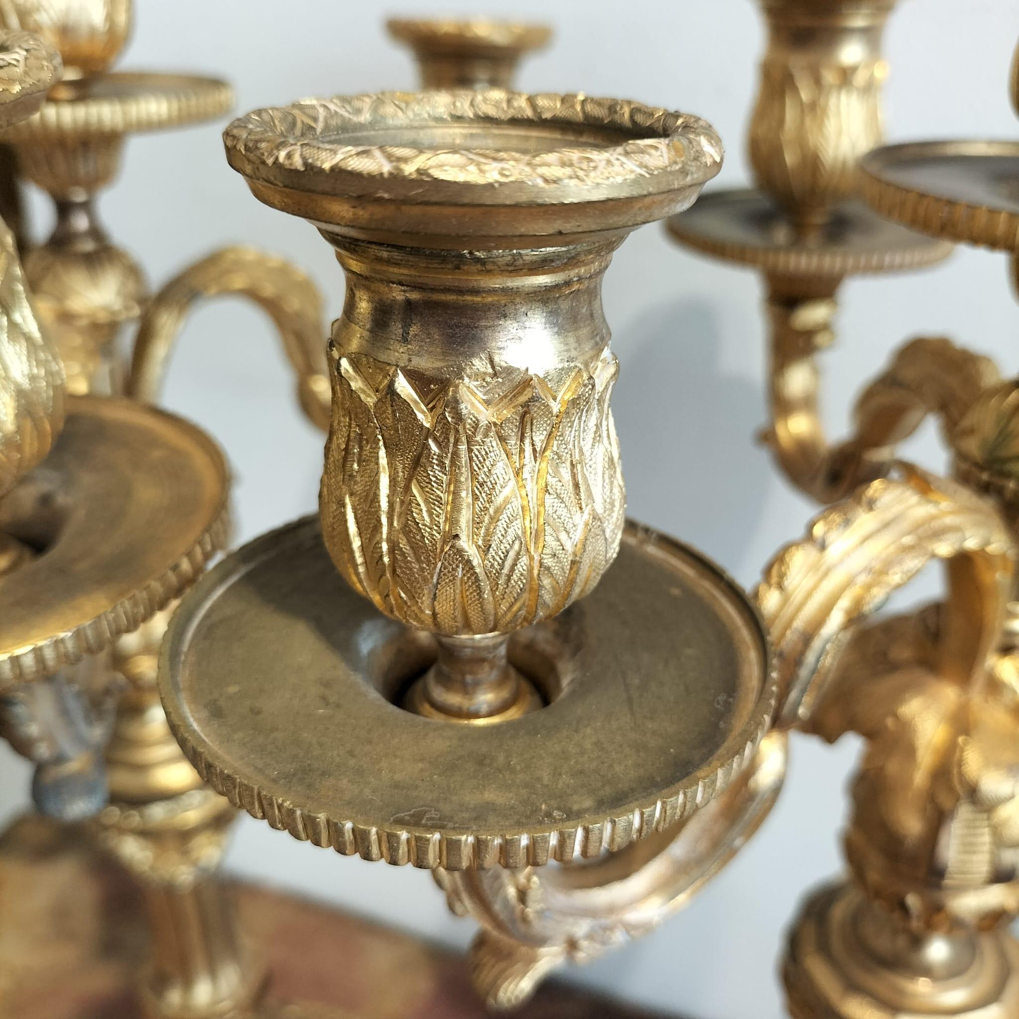 Coppia di candelabri in stile Luigi XVI in bronzo dorato, XIX secolo in vendita 8