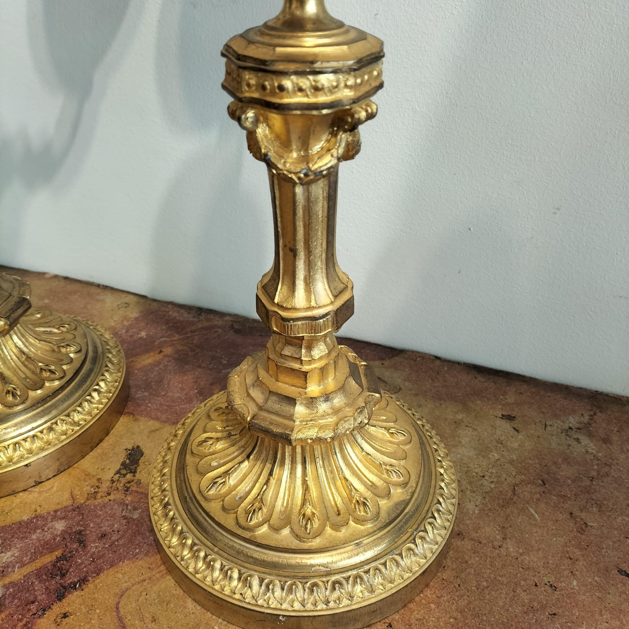 Coppia di candelabri in stile Luigi XVI in bronzo dorato, XIX secolo in vendita 9