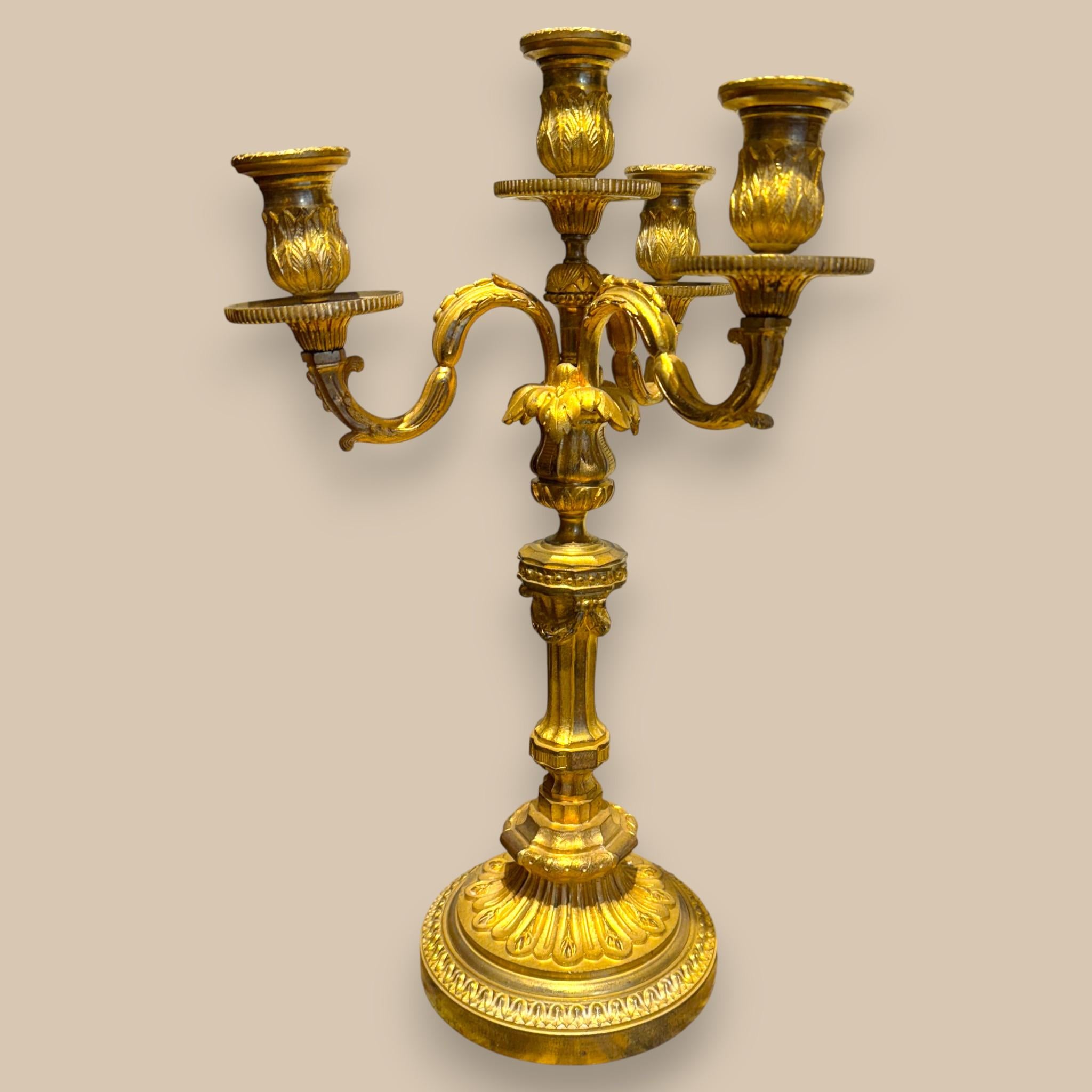 Francese Coppia di candelabri in stile Luigi XVI in bronzo dorato, XIX secolo in vendita