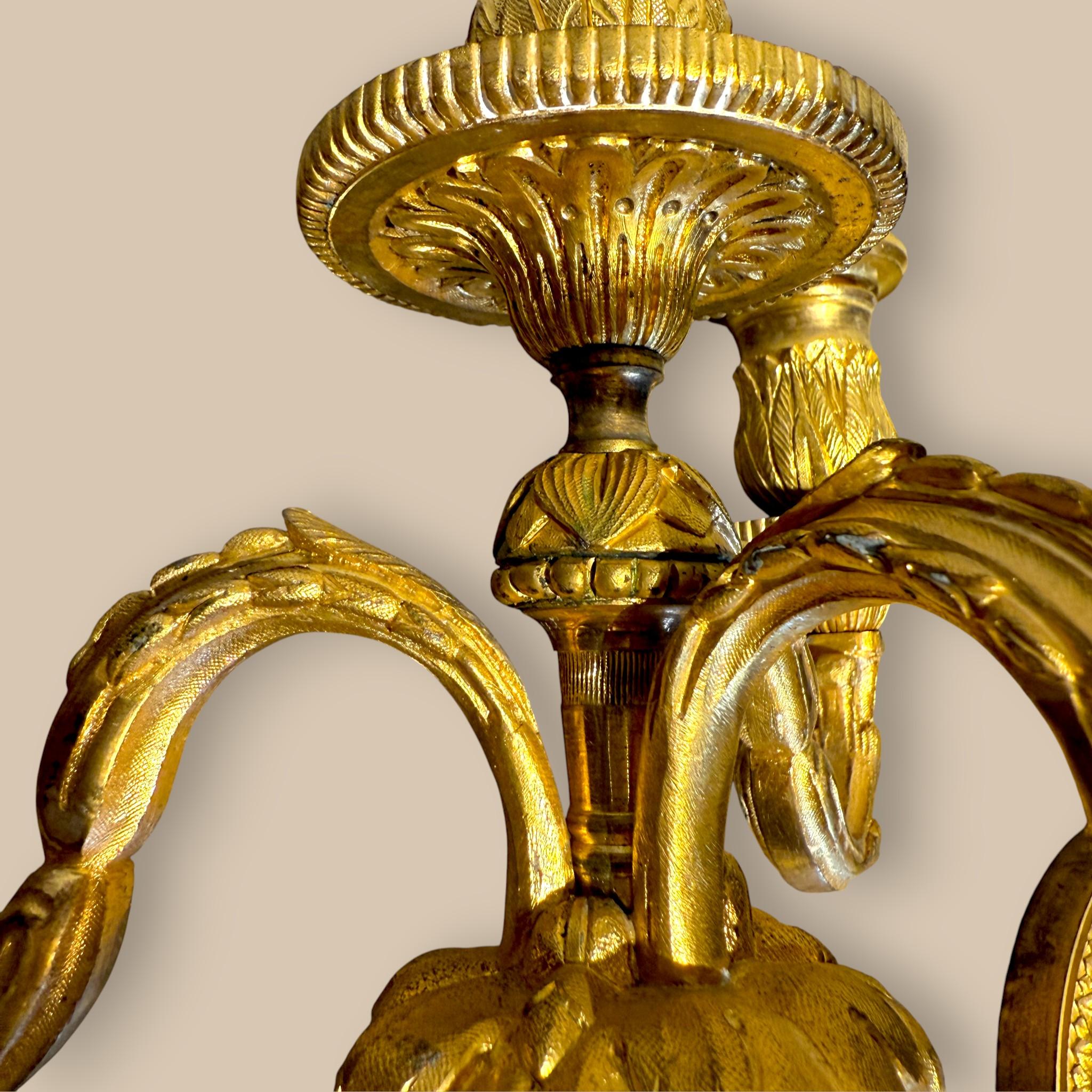 Bronzo Coppia di candelabri in stile Luigi XVI in bronzo dorato, XIX secolo in vendita