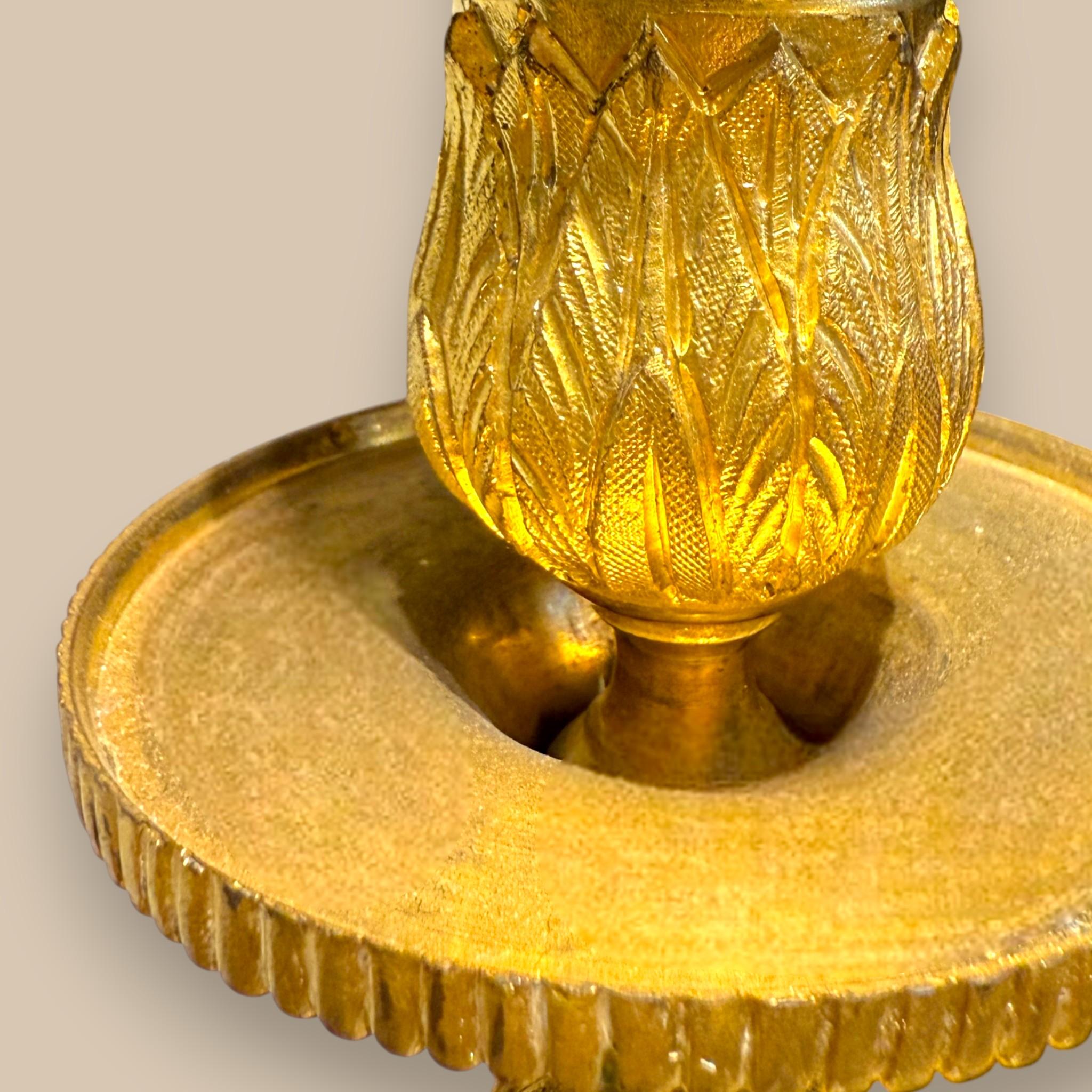 Coppia di candelabri in stile Luigi XVI in bronzo dorato, XIX secolo in vendita 3