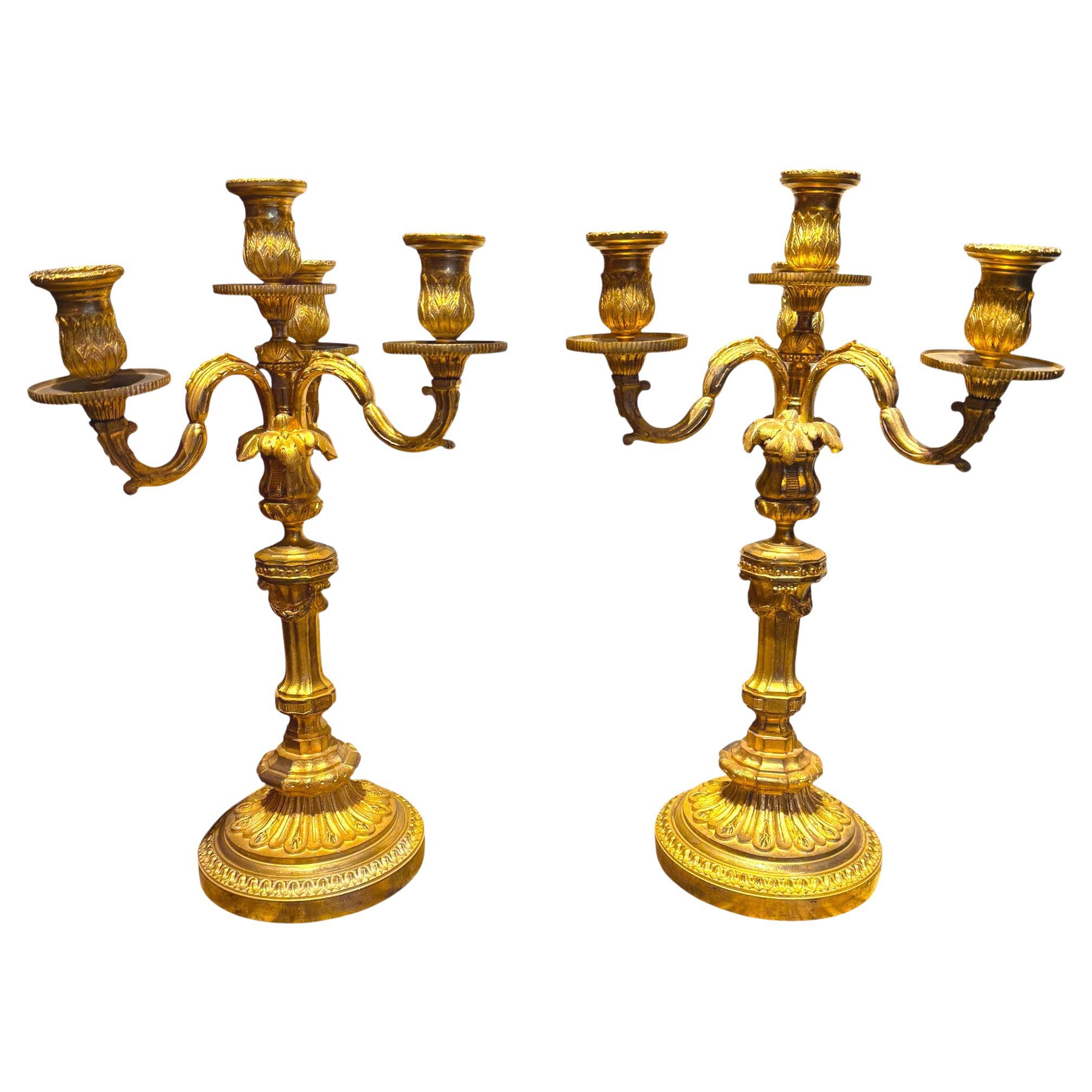 Coppia di candelabri in stile Luigi XVI in bronzo dorato, XIX secolo