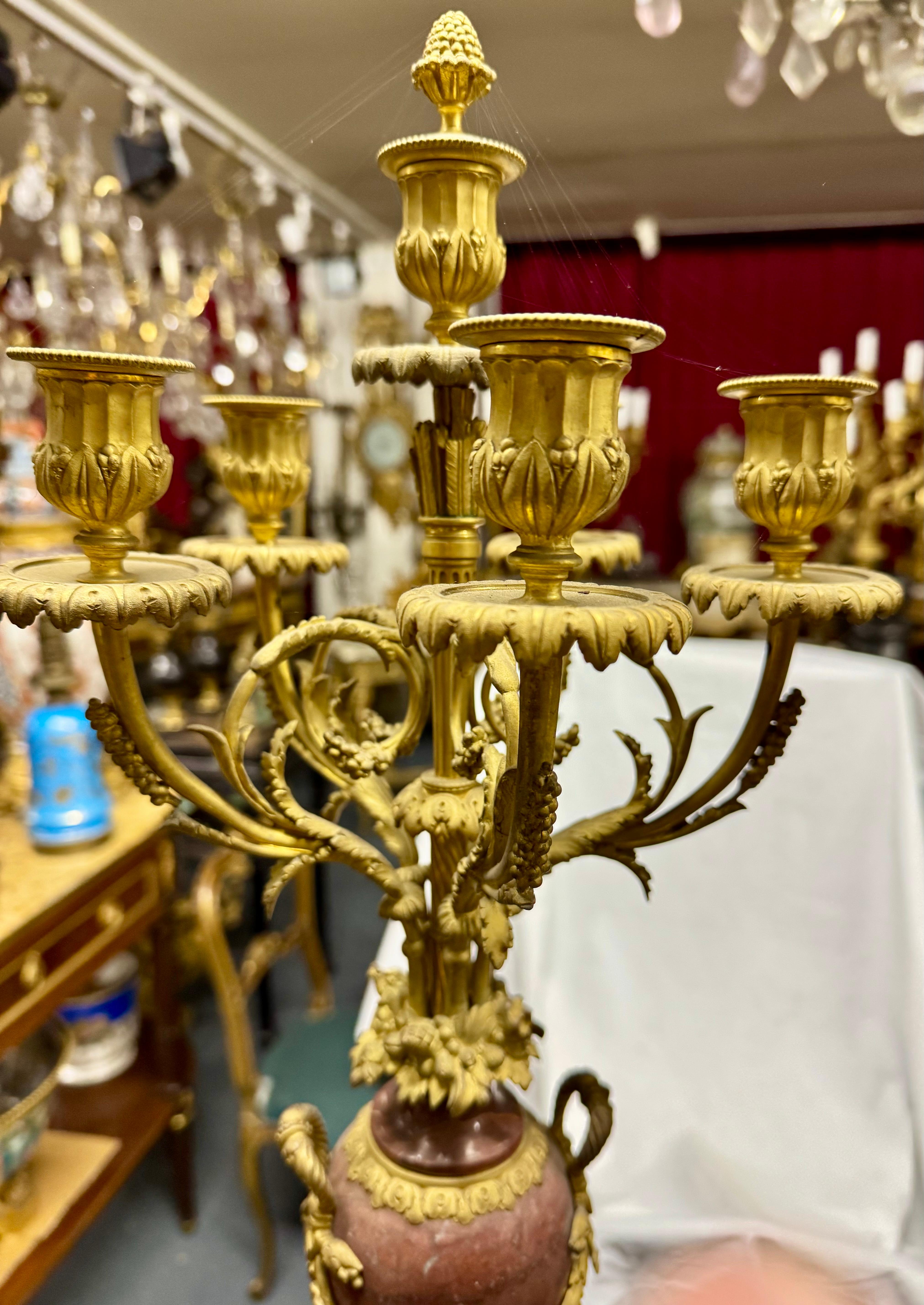 Magnifica coppia di candelabri in marmo rosa e bronzo di ottima qualità d'intaglio, decorazione di alto livello per un camino o per decorare una tavola durante una cena.