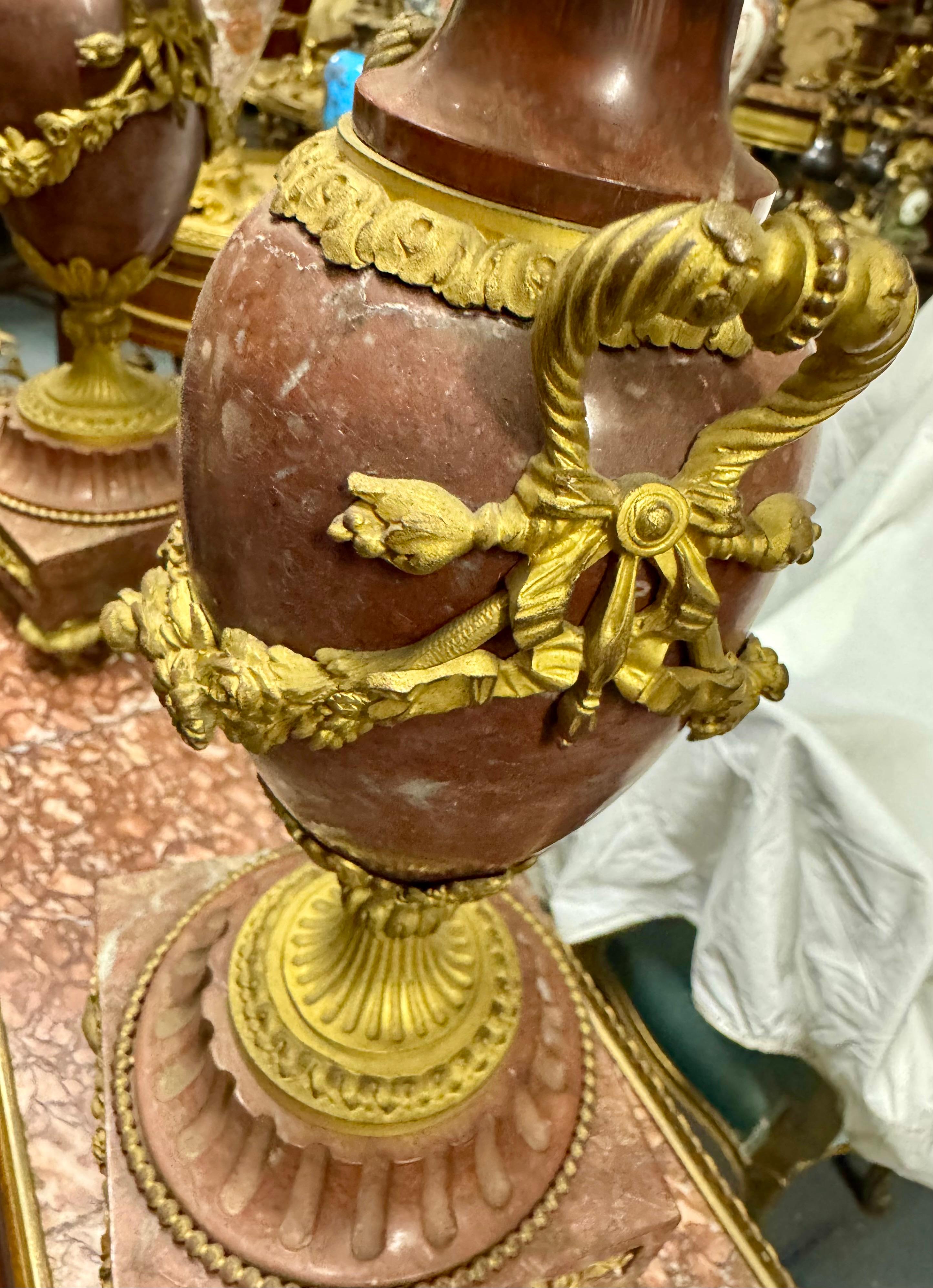 Luigi XVI Coppia di candelabri in marmo e bronzo in vendita