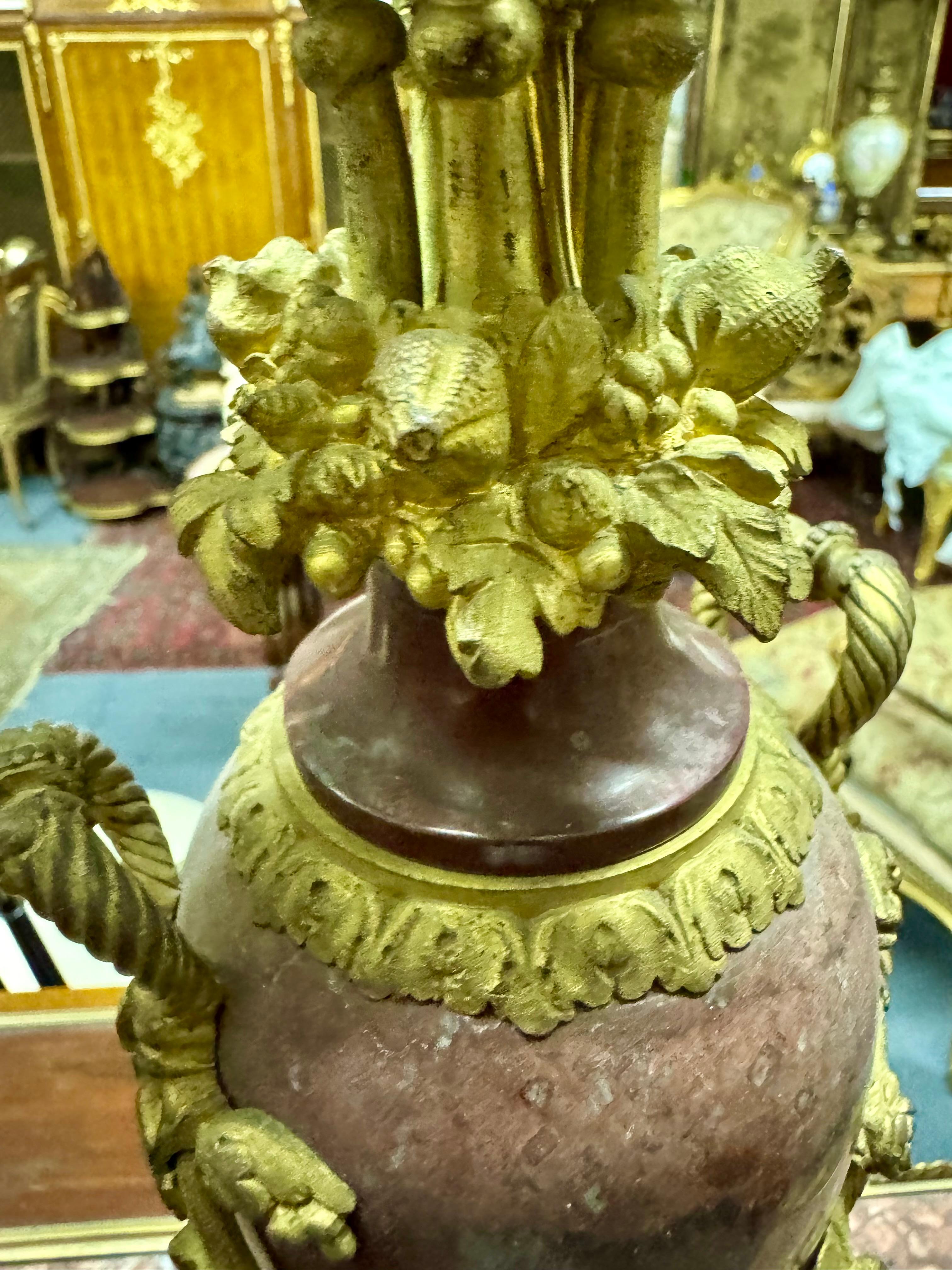 Francese Coppia di candelabri in marmo e bronzo in vendita