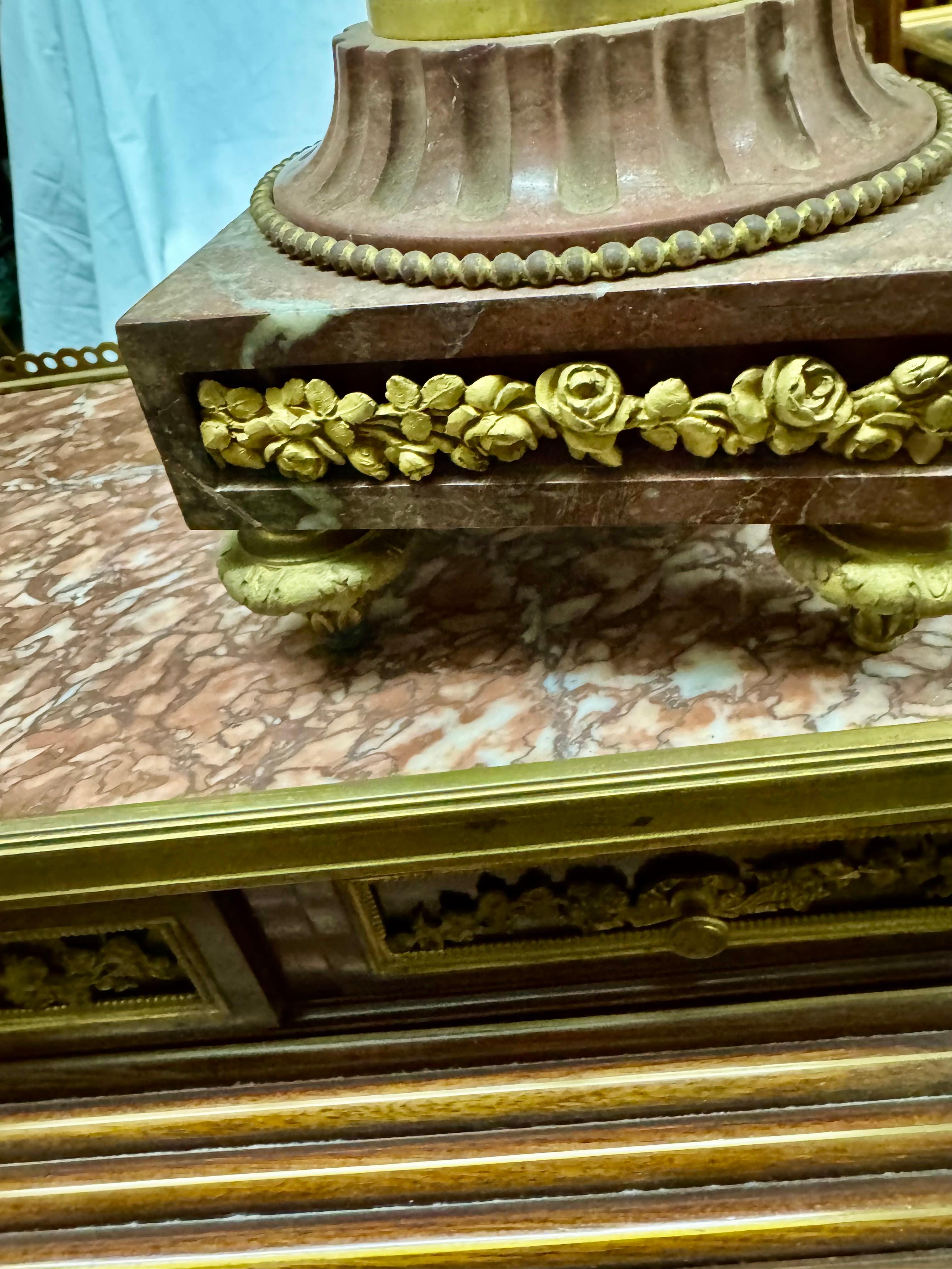 Coppia di candelabri in marmo e bronzo In condizioni buone in vendita a Los Angeles, CA