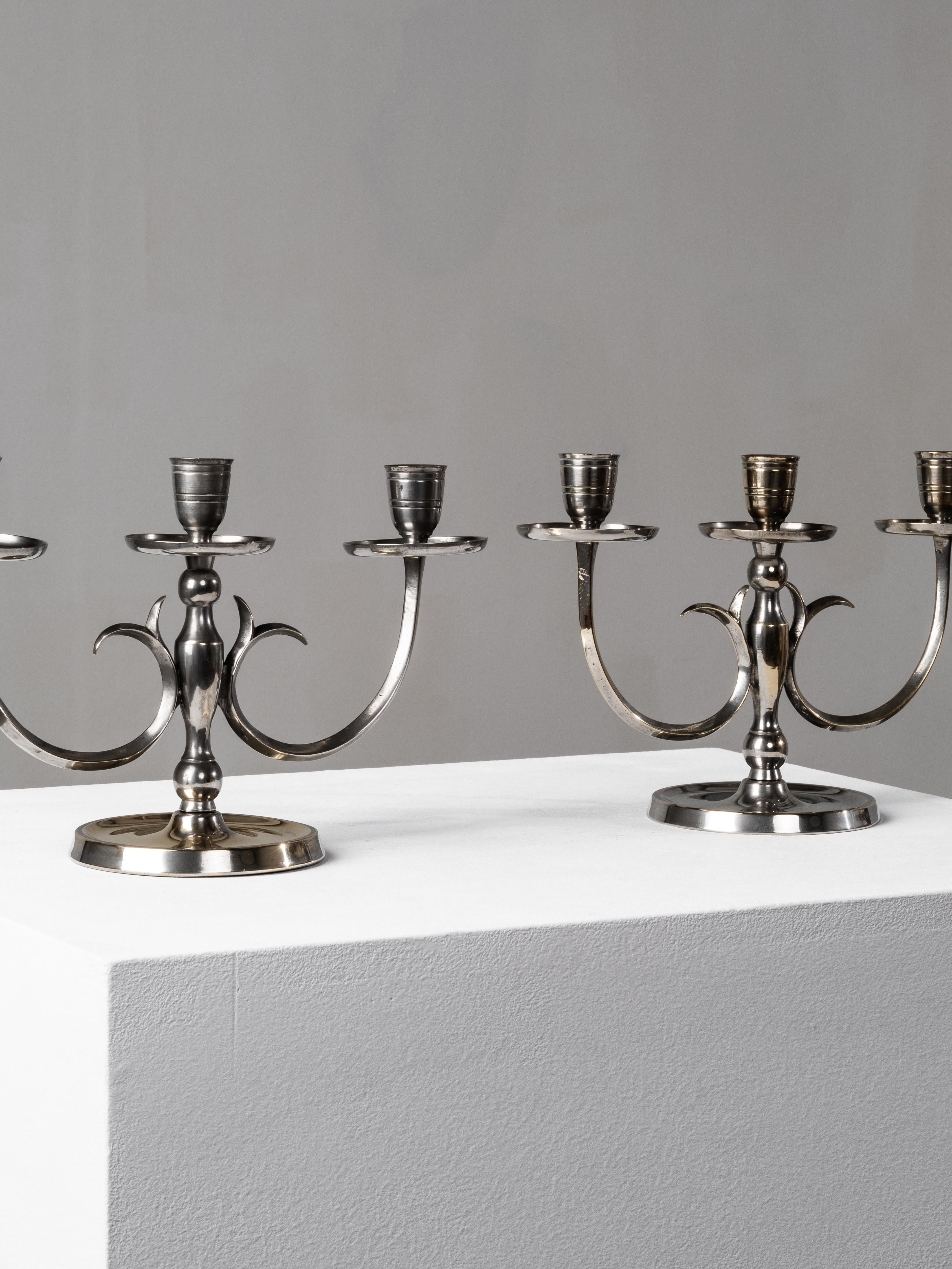 Scandinavo moderno Coppia di candelabri modello 8013 di Paavo Tynell per Taito Oy, Finlandia, 1930 in vendita