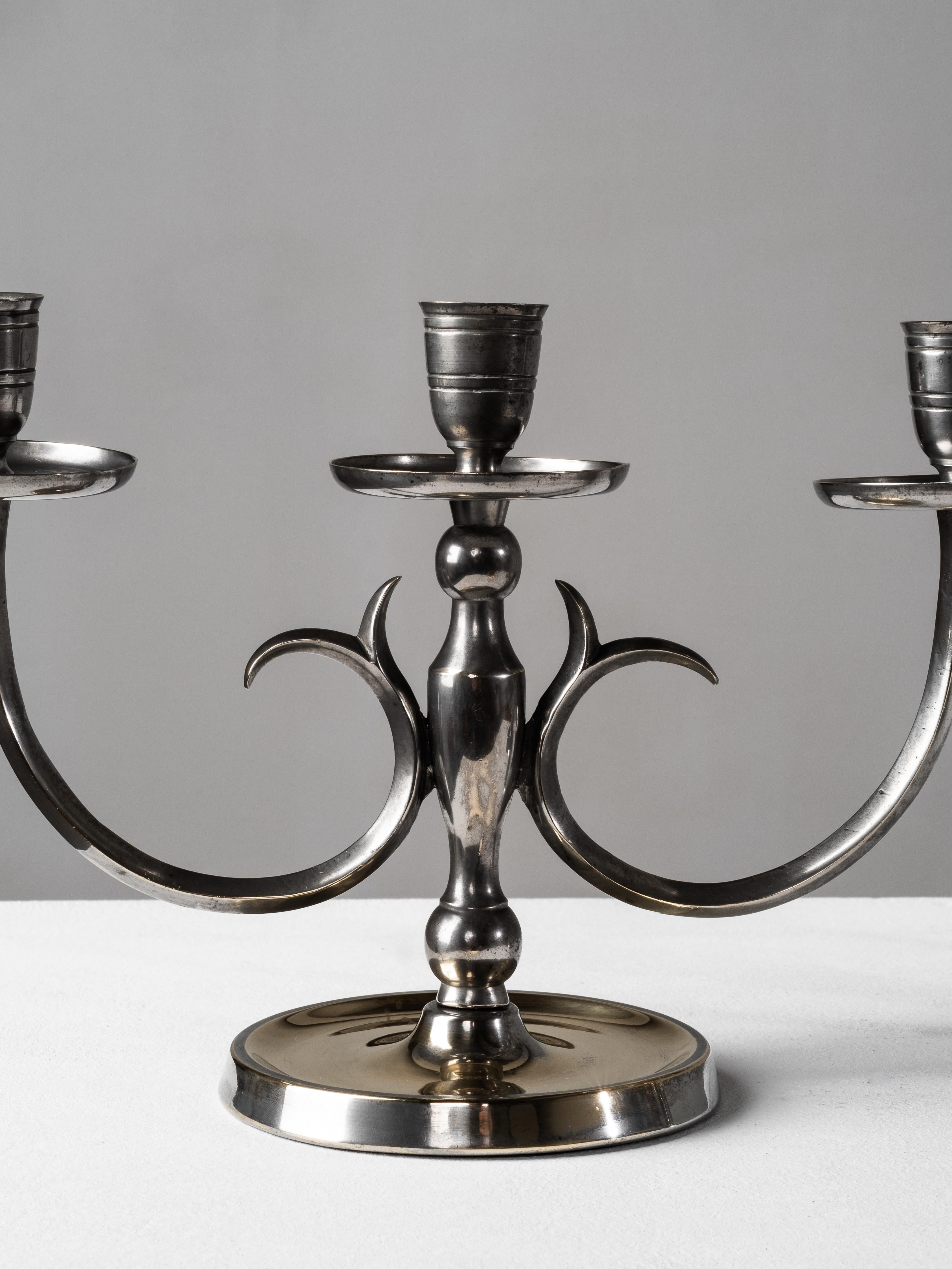 Finlandese Coppia di candelabri modello 8013 di Paavo Tynell per Taito Oy, Finlandia, 1930 in vendita