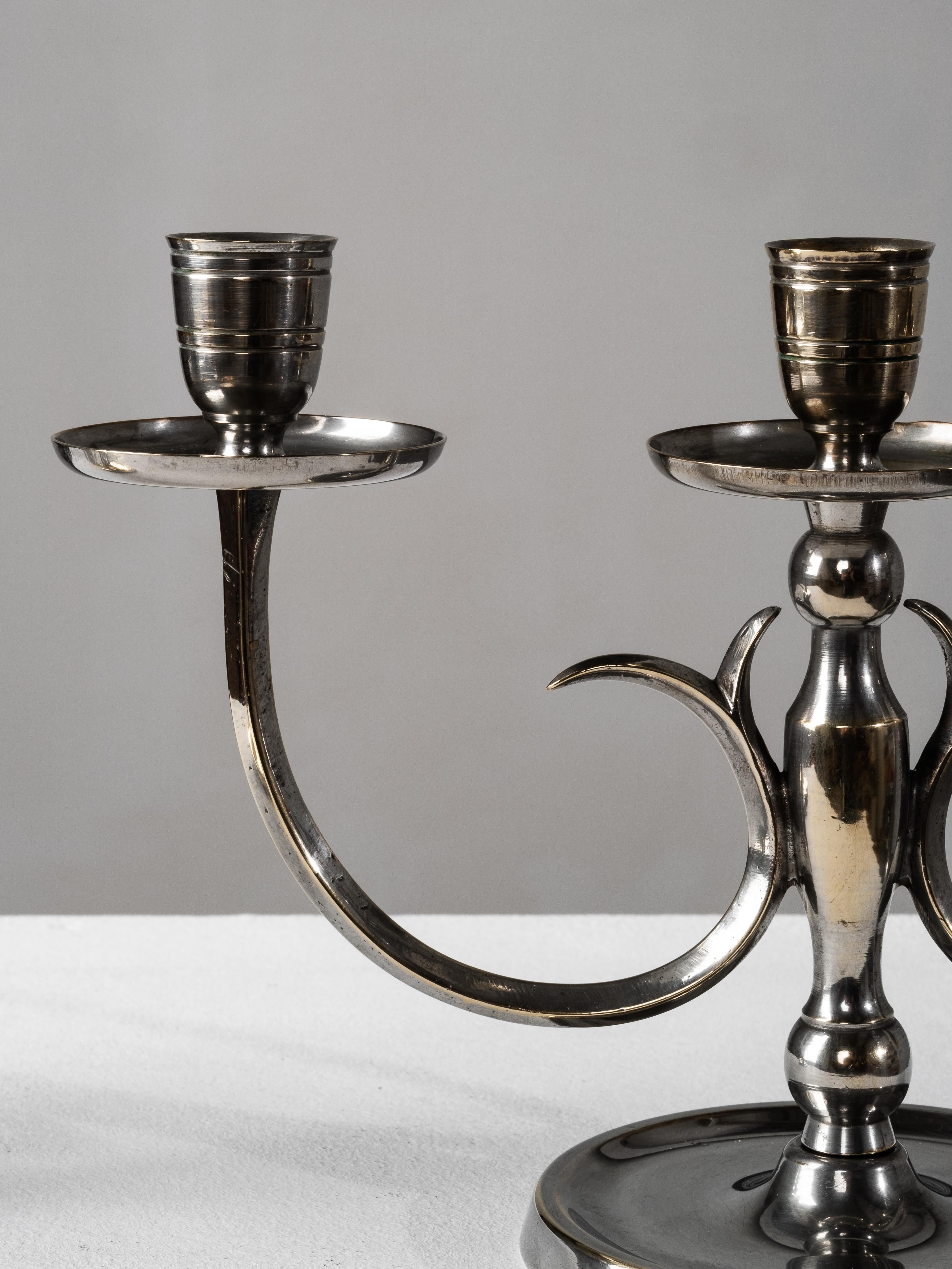 Placcato Coppia di candelabri modello 8013 di Paavo Tynell per Taito Oy, Finlandia, 1930 in vendita