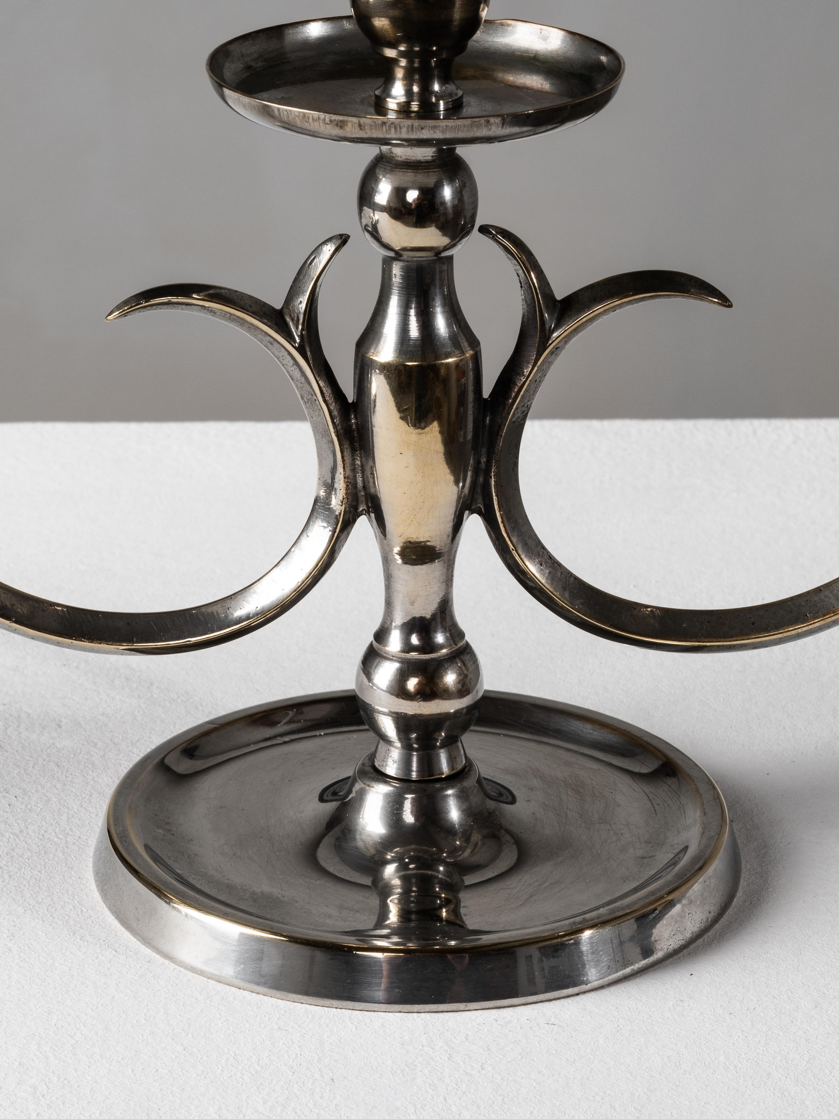 Coppia di candelabri modello 8013 di Paavo Tynell per Taito Oy, Finlandia, 1930 In condizioni buone in vendita a Karis, Nyland