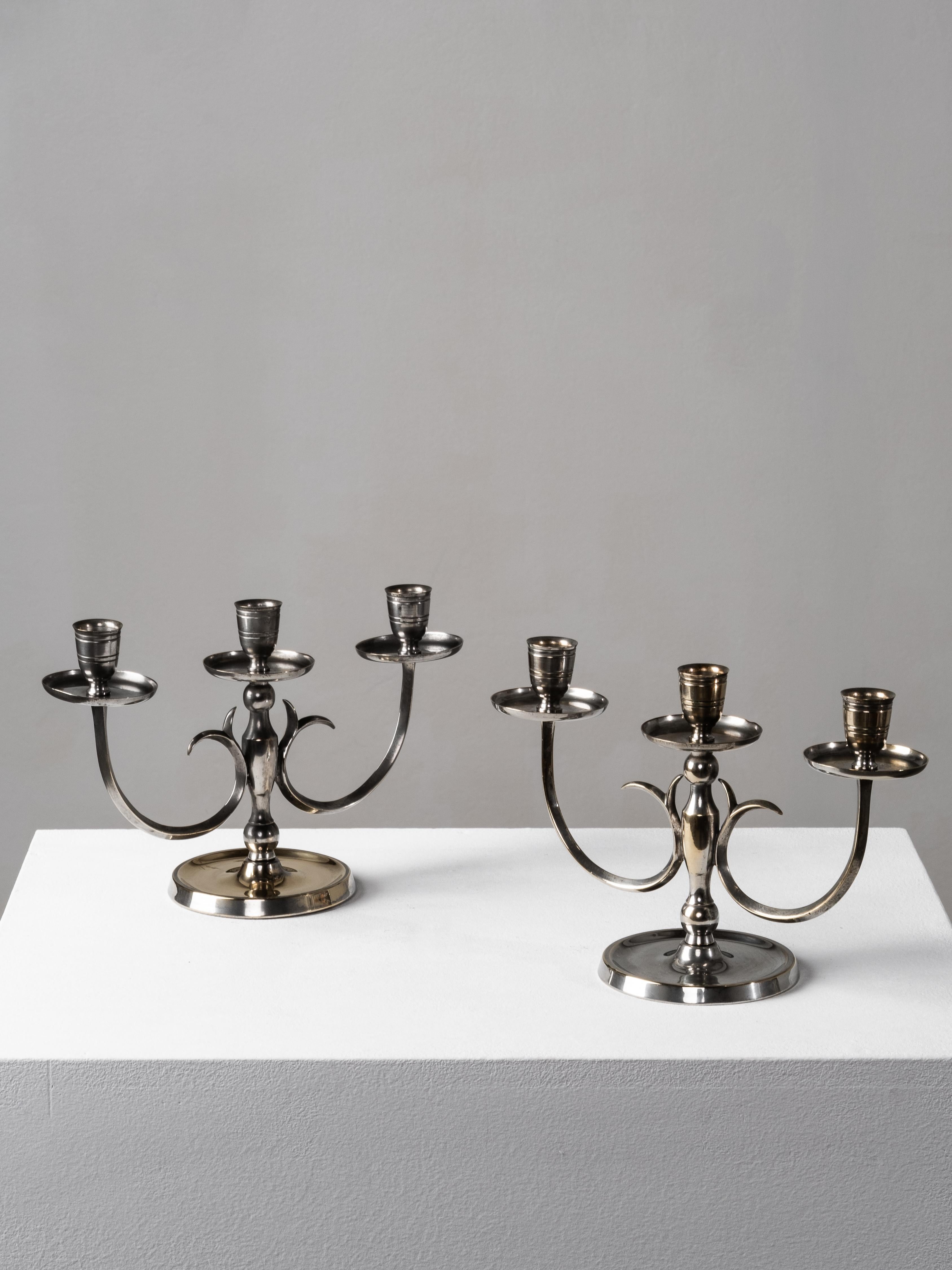 Ottone Coppia di candelabri modello 8013 di Paavo Tynell per Taito Oy, Finlandia, 1930 in vendita