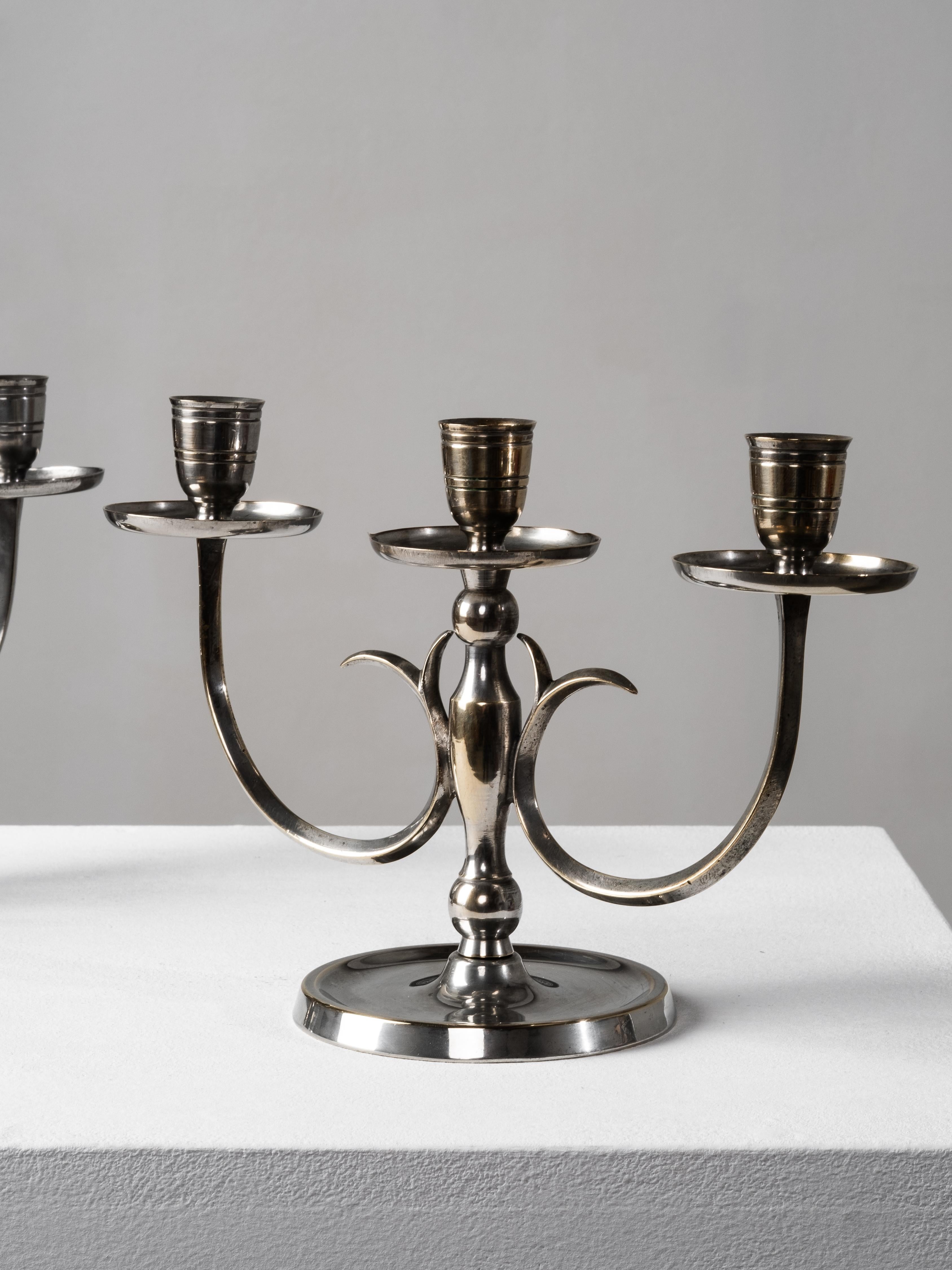 Coppia di candelabri modello 8013 di Paavo Tynell per Taito Oy, Finlandia, 1930 in vendita 1