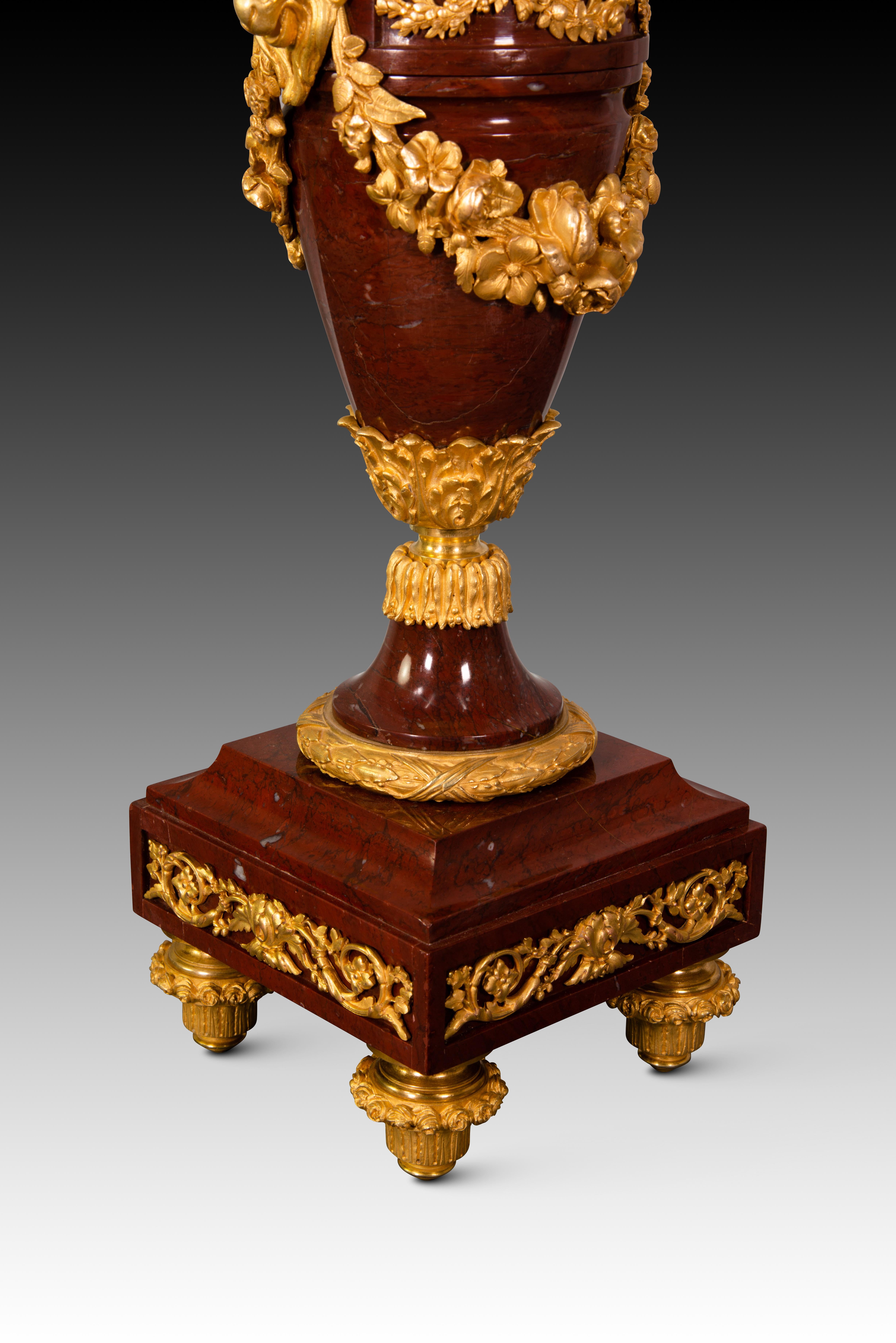 Pair of candelabras. Rouge Griotte marble, gilt bronze. France, 19th century For Sale 2