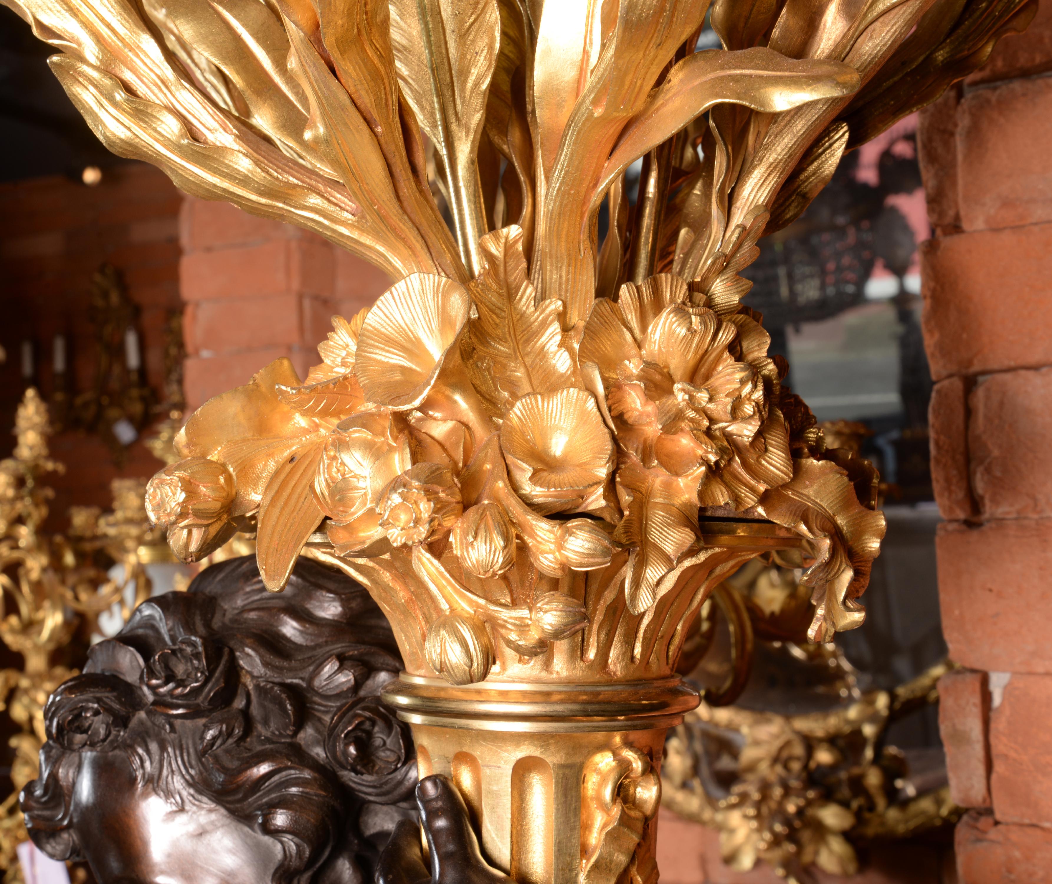 Coppia di candelabri a 9 luci in bronzo dorato, argentato e brunito in vendita 7