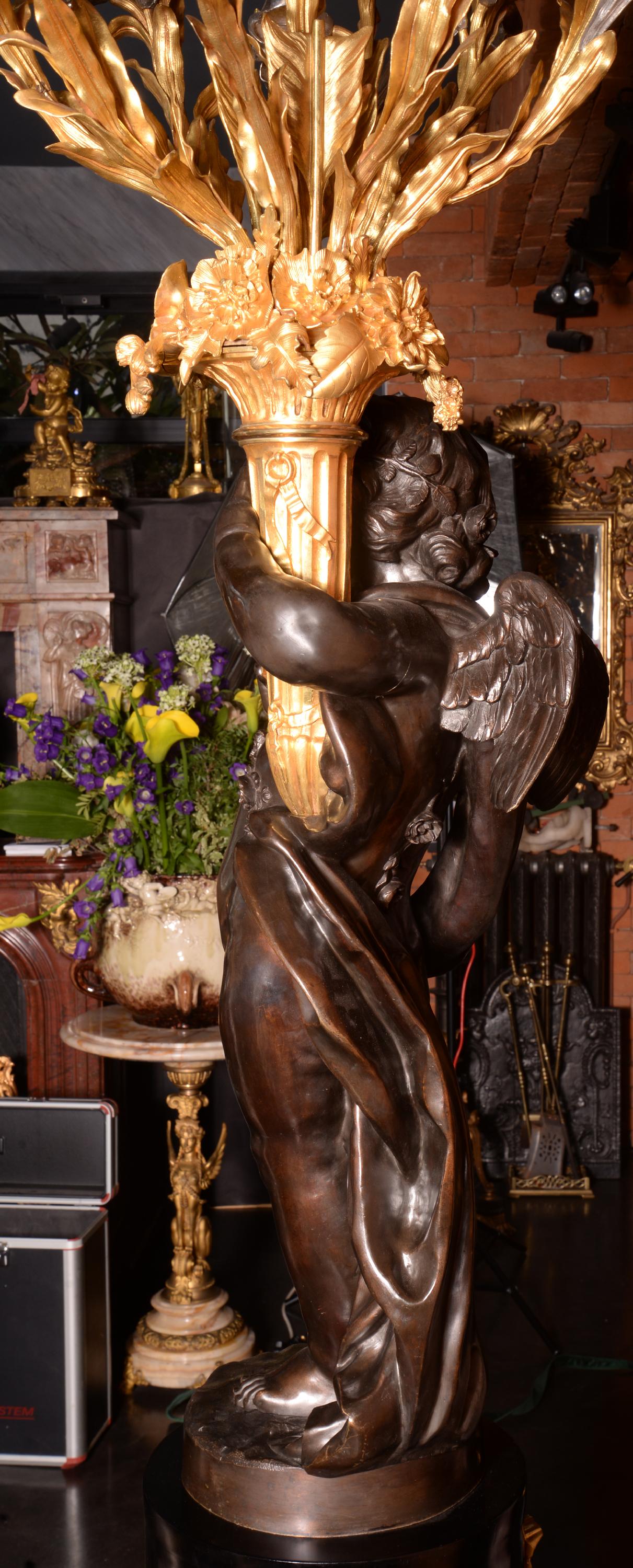Francese Coppia di candelabri a 9 luci in bronzo dorato, argentato e brunito in vendita
