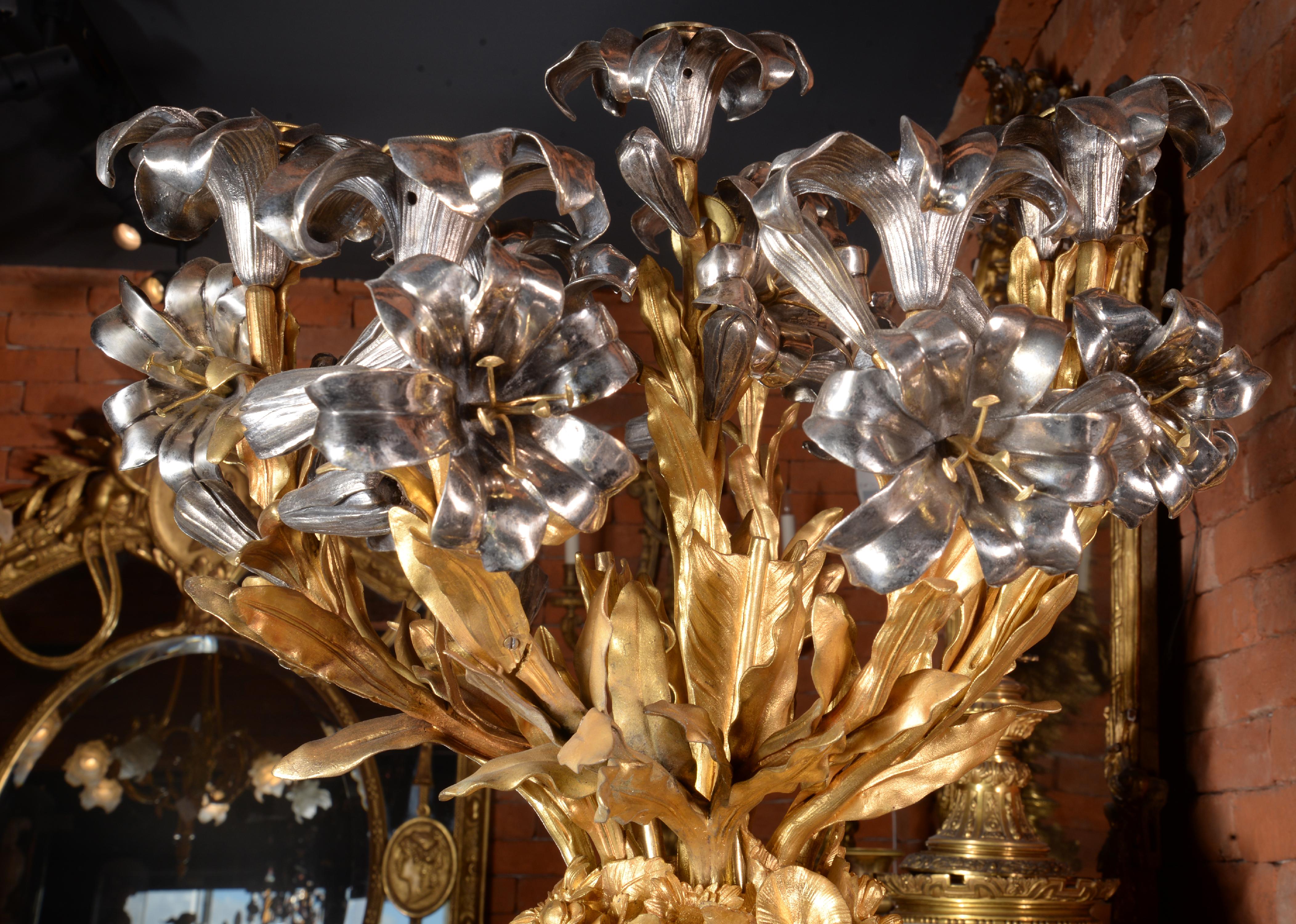 Dorato Coppia di candelabri a 9 luci in bronzo dorato, argentato e brunito in vendita