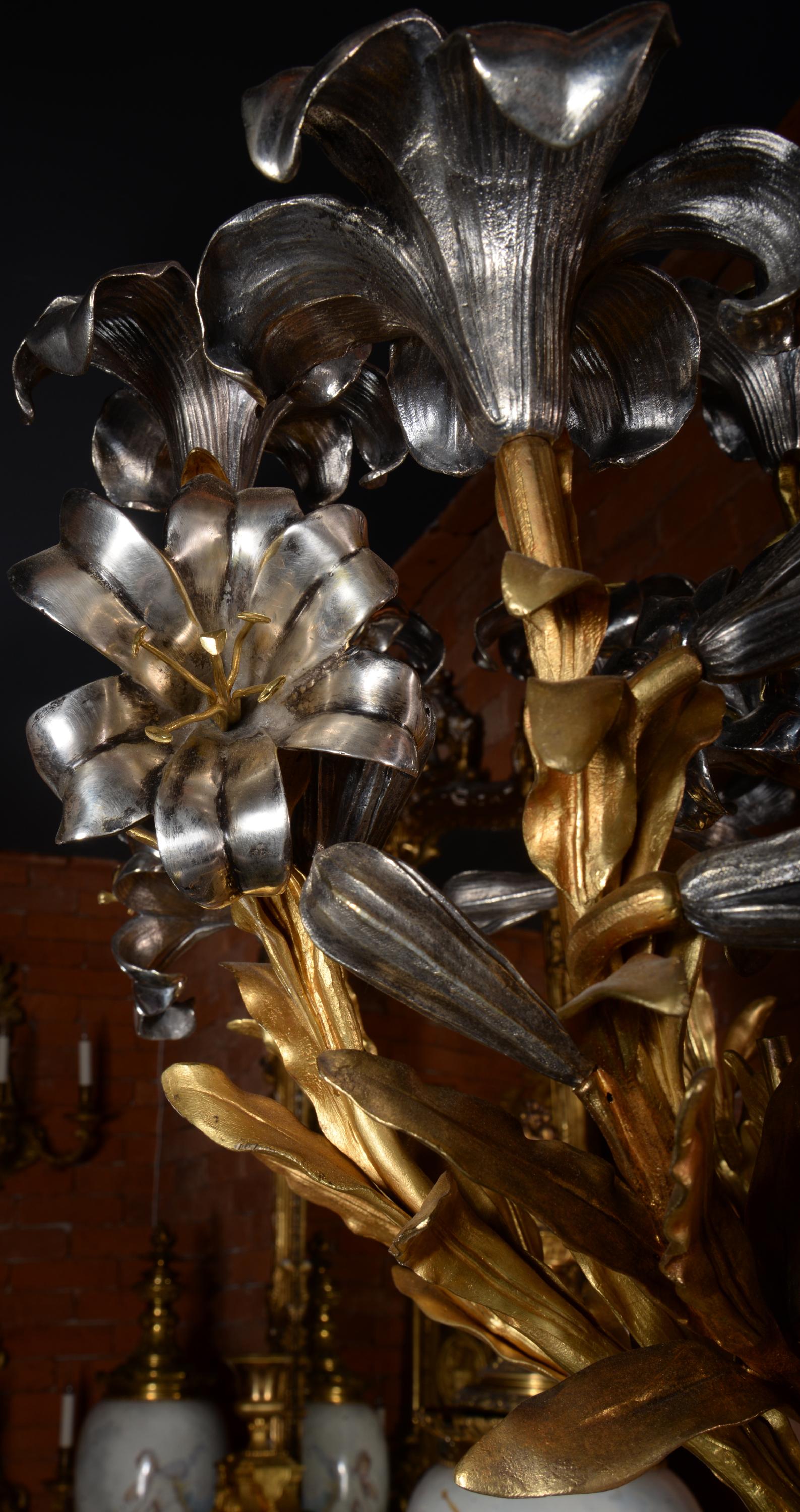 XIX secolo Coppia di candelabri a 9 luci in bronzo dorato, argentato e brunito in vendita