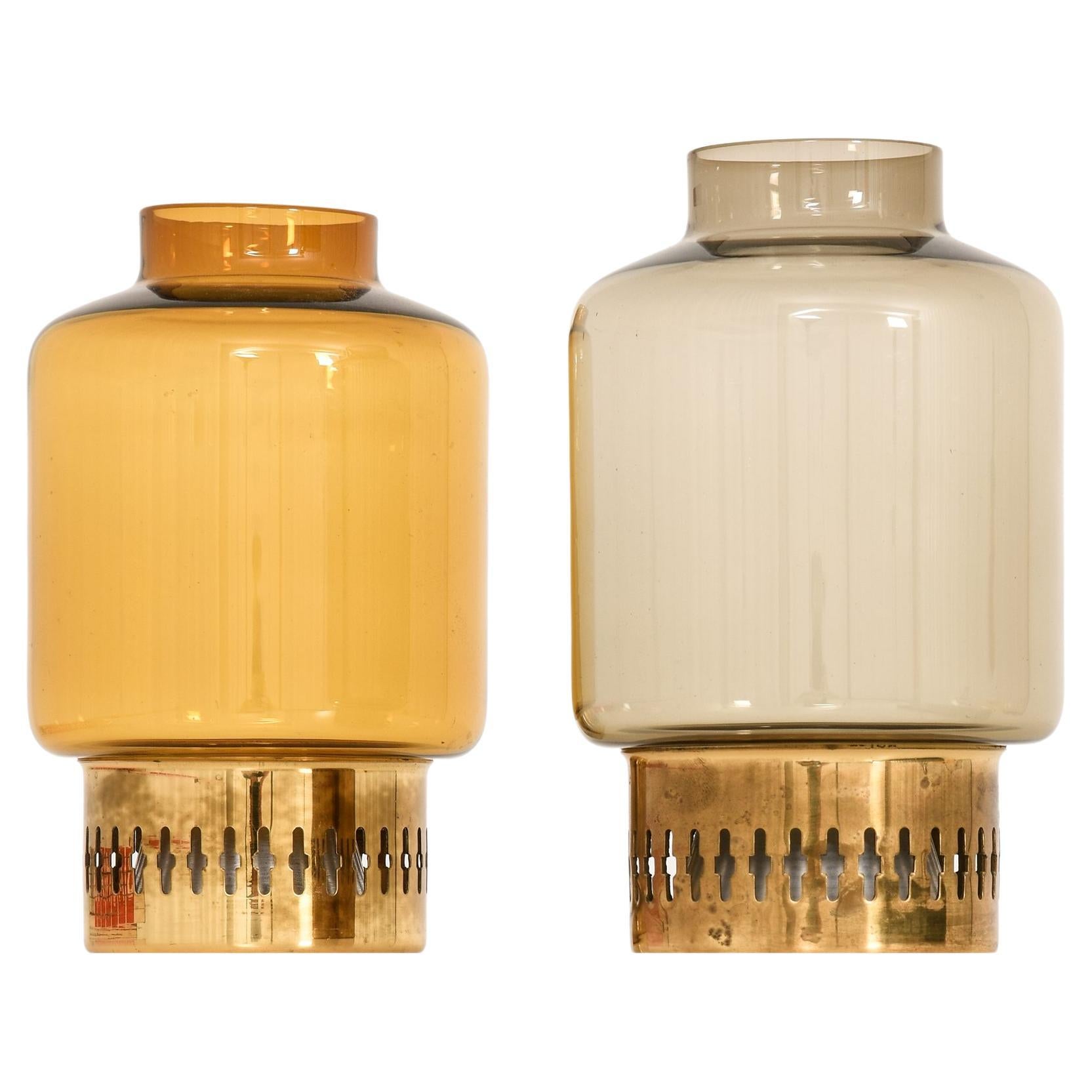 Coppia di candelabri in ottone e vetro di Hans-Agne Jakobsson, anni '50 in vendita