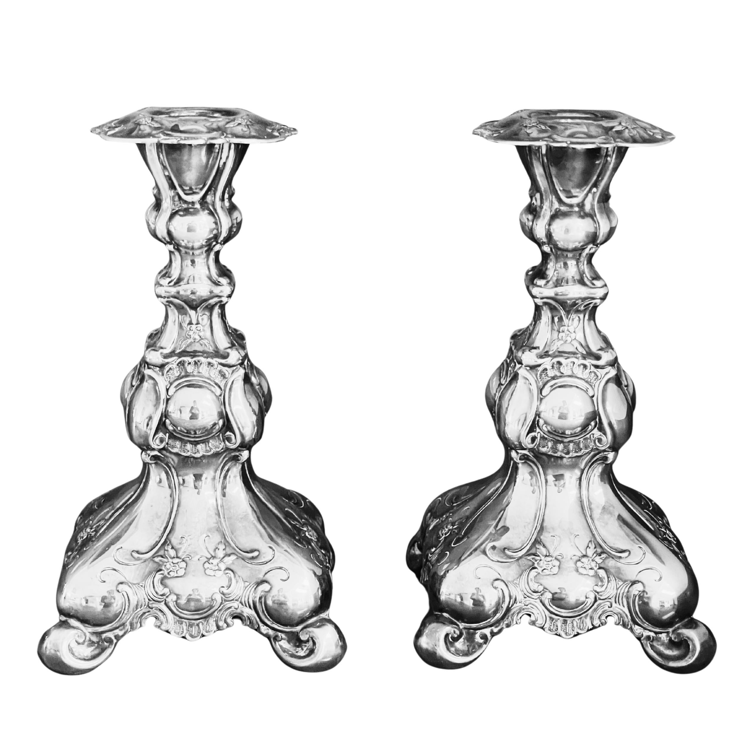 Metà XX secolo Coppia di portacandele in argento sterling in stile rococò antico, anni '37 in vendita