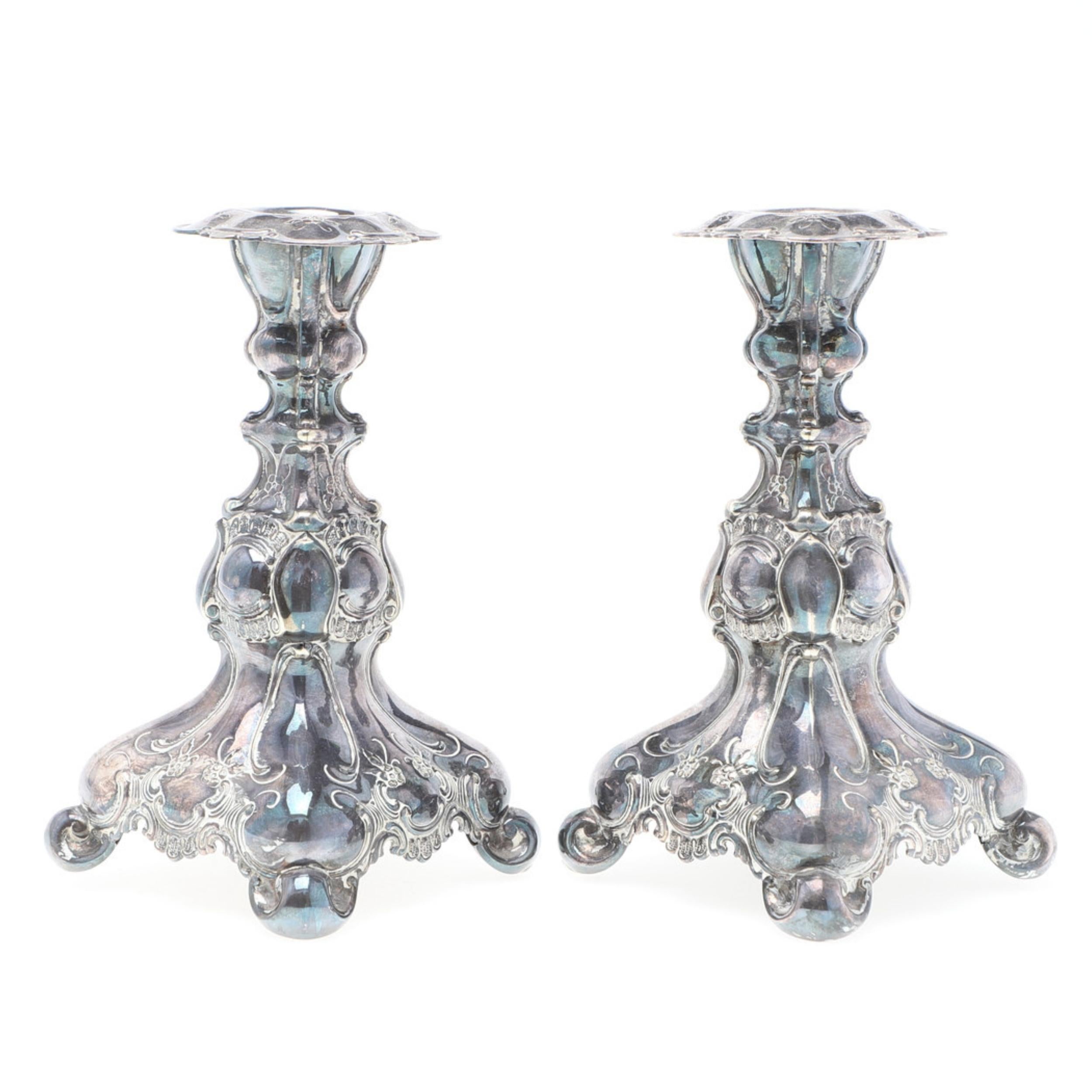 Placcato oro Coppia di portacandele in argento sterling in stile rococò antico, anni '37 in vendita