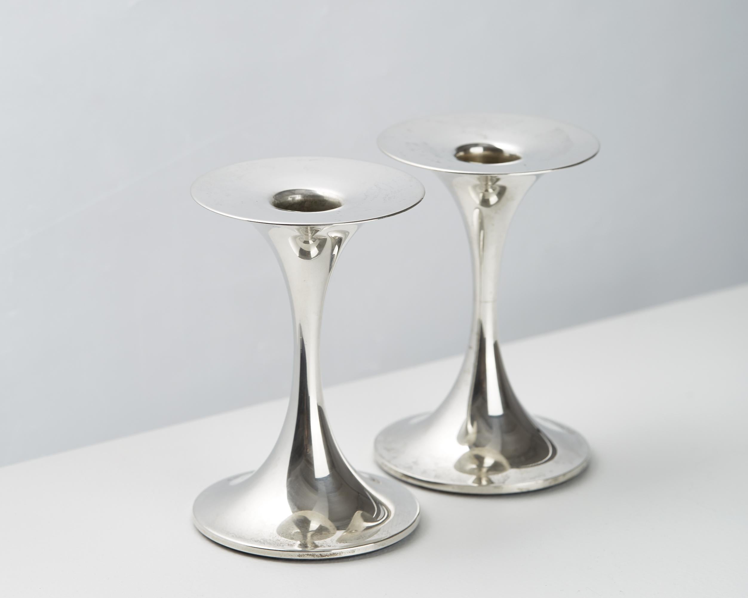 Pair of candleholders designed by Tapio Wirkkala for Kultakeskus, 
Finland, 1963. 
Silver.

These examples made in 1999.

Dimension: H 10 cm/ 4''
D 6.5 cm/ 2 1/2''.
