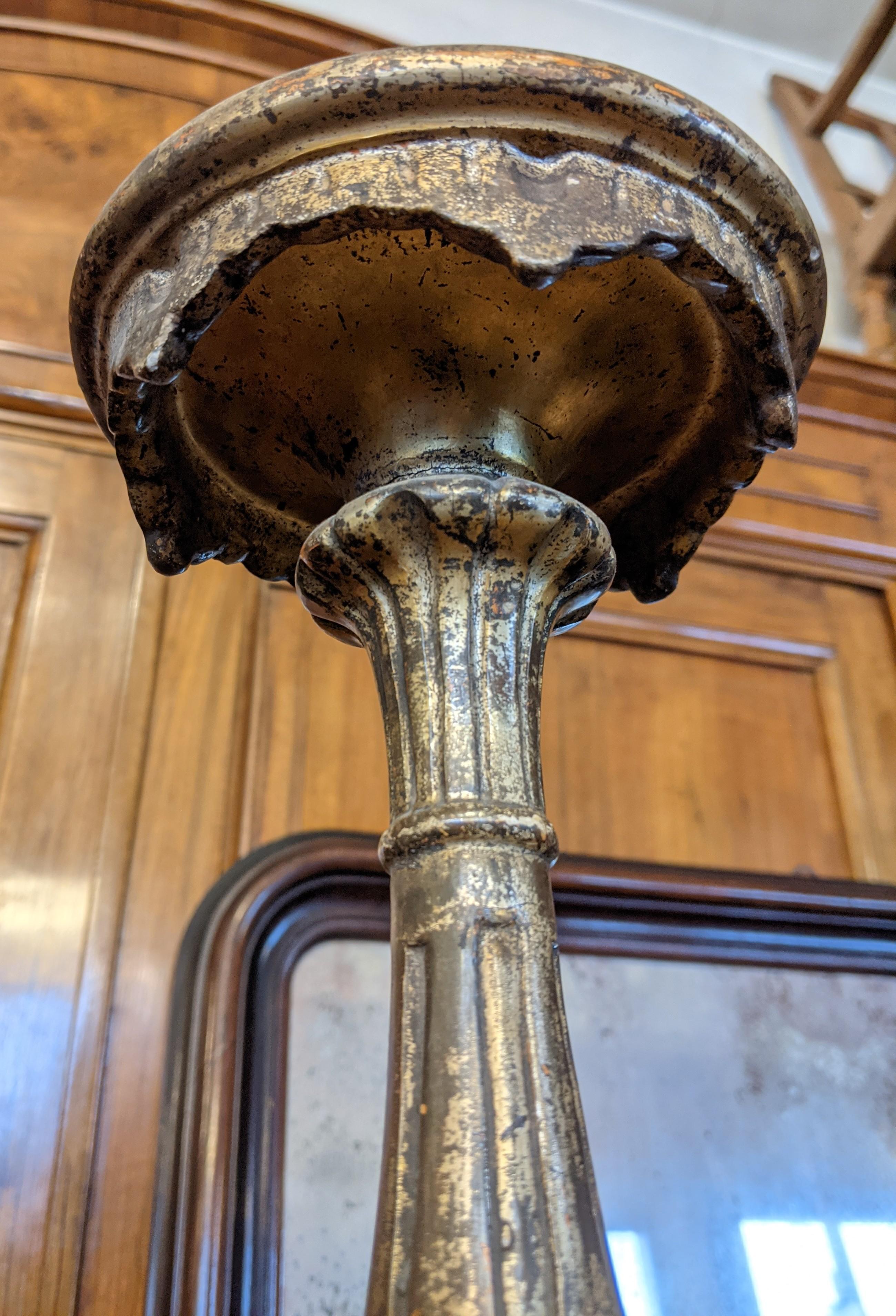 Fascinating pair of hand-turned and carved wooden candlesticks finished in silver leaf. First half of 19th century.

Please note that all of our items are shipped after a microwave woodworm treatment, grouting woodworm holes and a deep cleaning