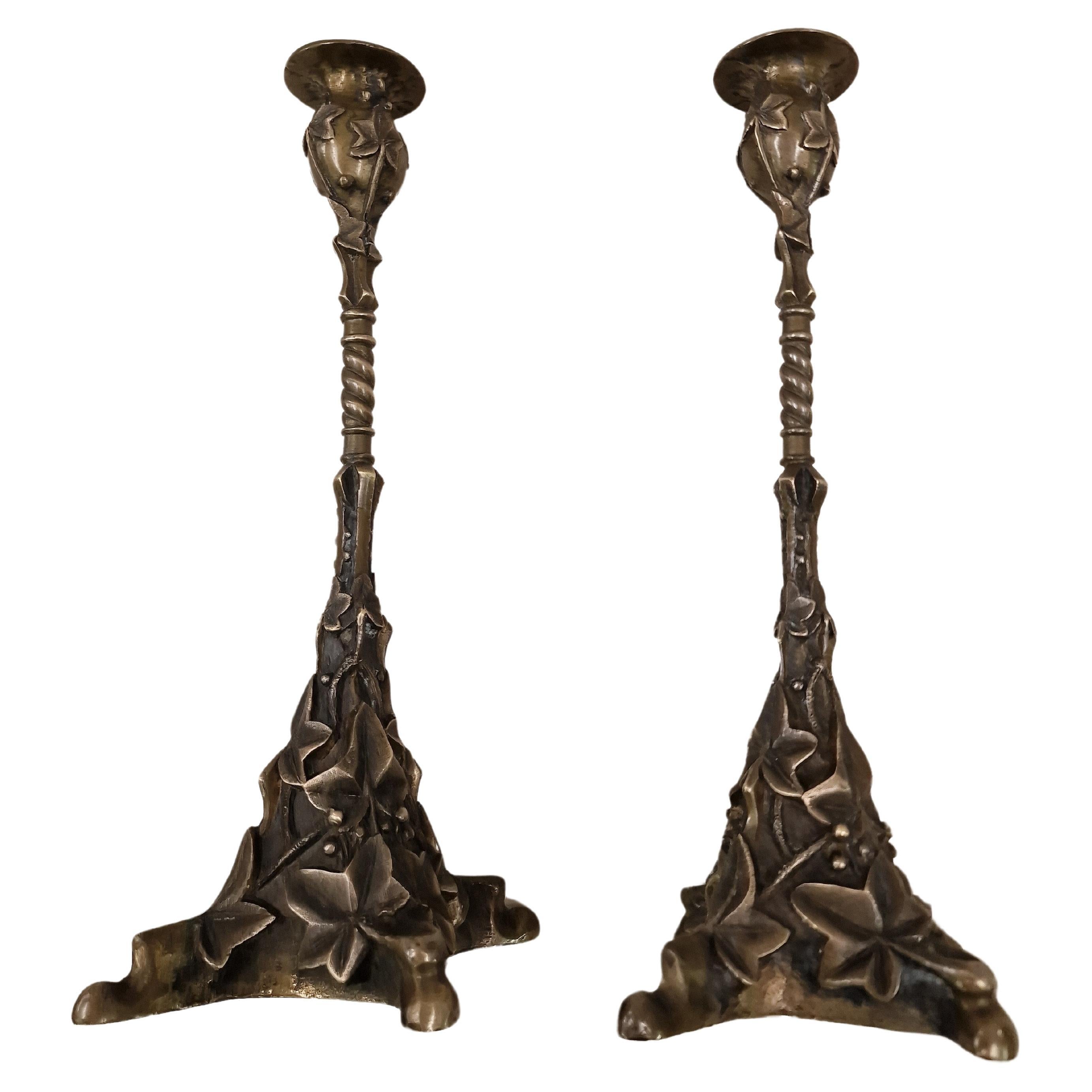 Very nice pair of candlesticks richly decorated in solid bronze from around 1890. This is an impressive piece of craftsmanship, the detailed decor and the heavy quality show the speciality.

The irregular base with two short and two long legs is