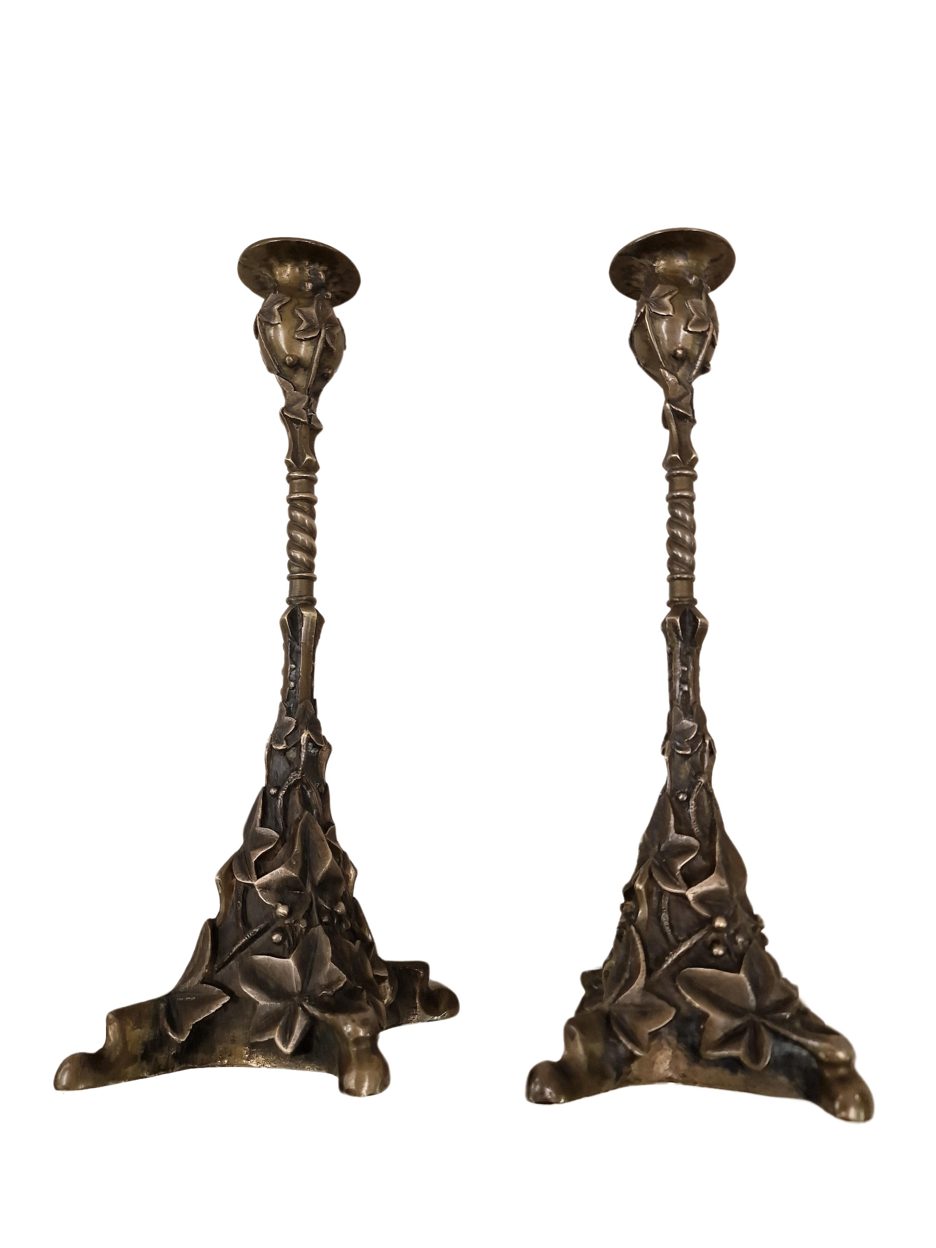Paar Kerzenständer, Bronze massiv, Efeudekor, Jugendstil 1890, Europa im Angebot 1