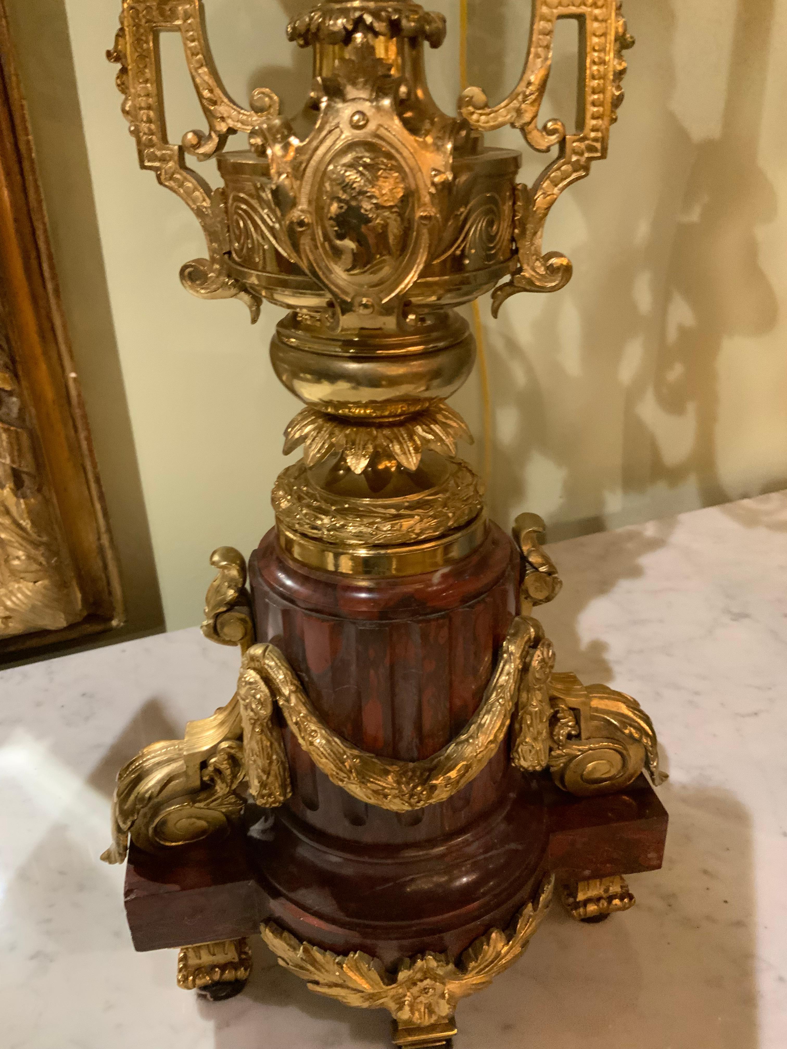 La raffinata lavorazione artigianale rende questa coppia eccezionale. La base
La struttura è realizzata in pregiato marmo rosso. La coppia è formata da cinque bracci che partono da uno stelo centrale. Al centro
Sul post un cammeo di un uomo e di una