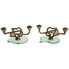 Pareja de candelabros en latón y cristal, producción italiana, años 50