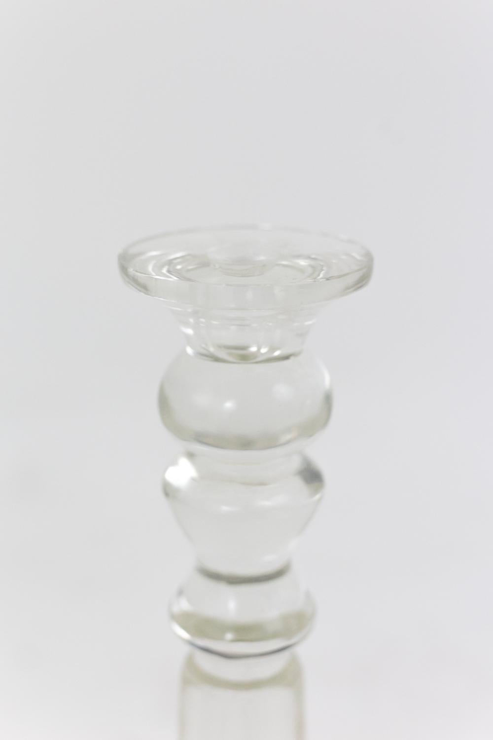 Paar Kerzenhalter aus Kristall. Geformter Schaft und runder Sockel.

Werk aus der Zeit von Louis Philippe Ier (1830-1848).
  