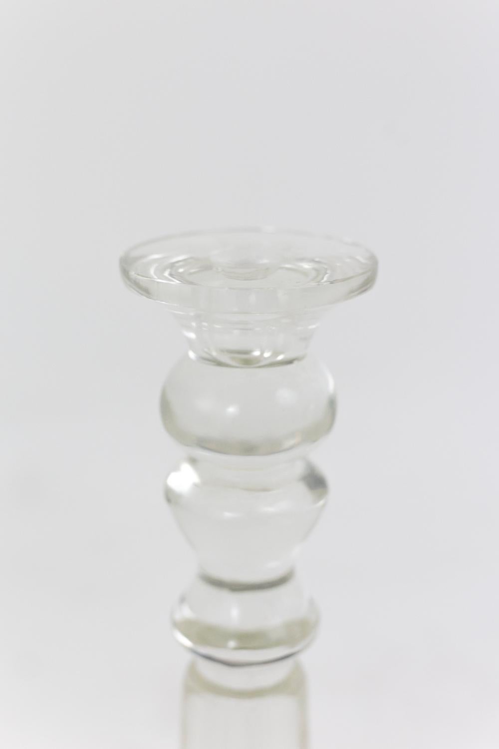 Paire de bougeoirs en cristal. Tige moulée et base circulaire.

Œuvre réalisée à l'époque de Louis Philippe Ier (1830-1848).
  