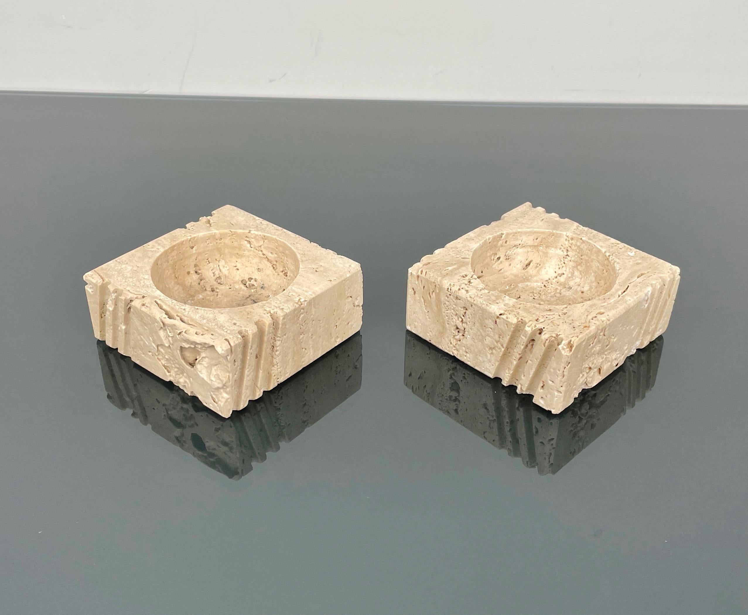 Paar quadratische Aschenbecher oder Kerzenhalter aus Travertinmarmor, Fratelli Mannelli zugeschrieben. 

Hergestellt in Italien in den 1970er Jahren.