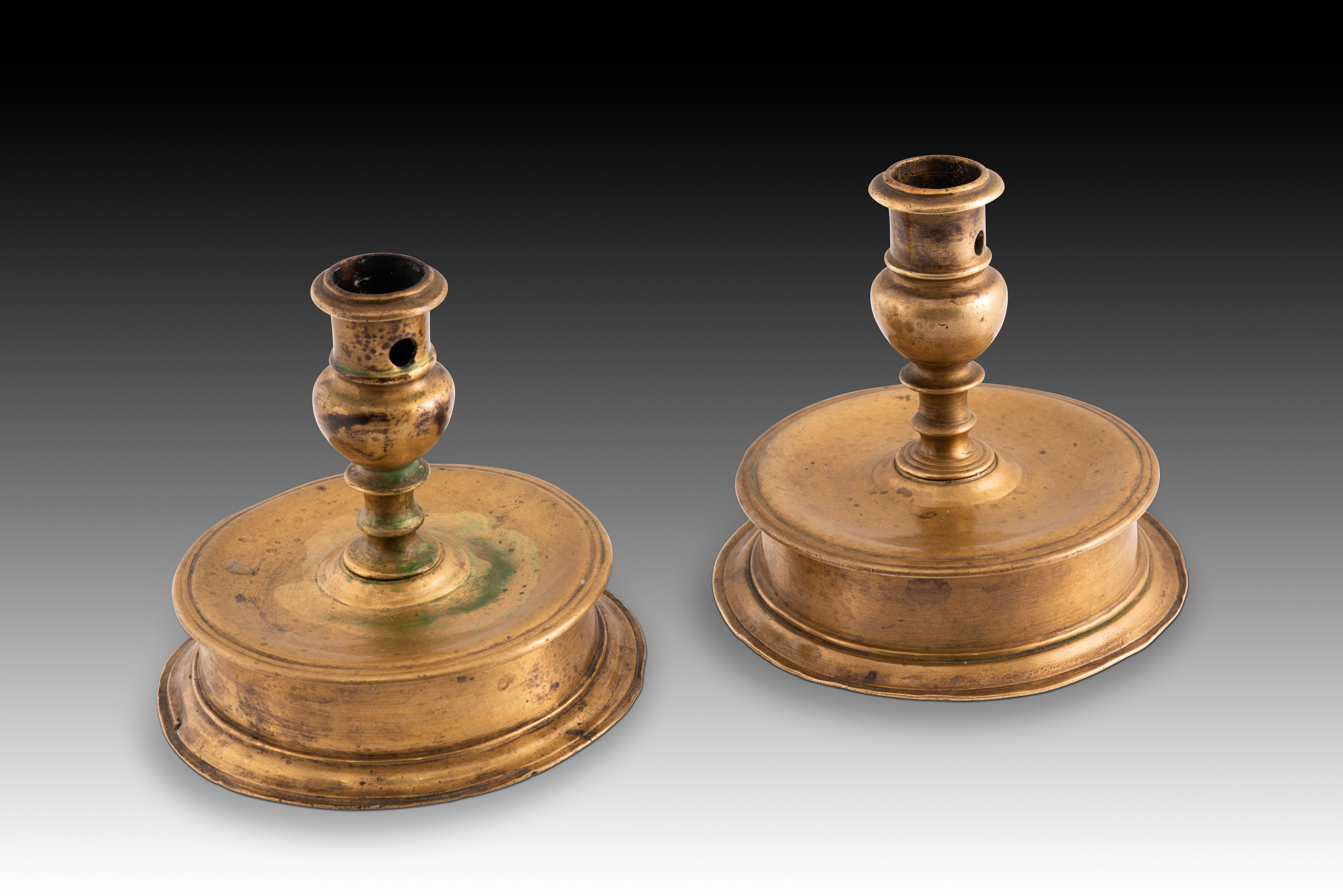 Coppia di candelieri. Bronzo. XVI secolo.
 Coppia di candelieri in bronzo con base circolare rialzata e arricchita da modanature sporgenti e lisce, asse centrale decorato con dischi e sezione superiore a bulbo. Appartengono al tipo noto come
