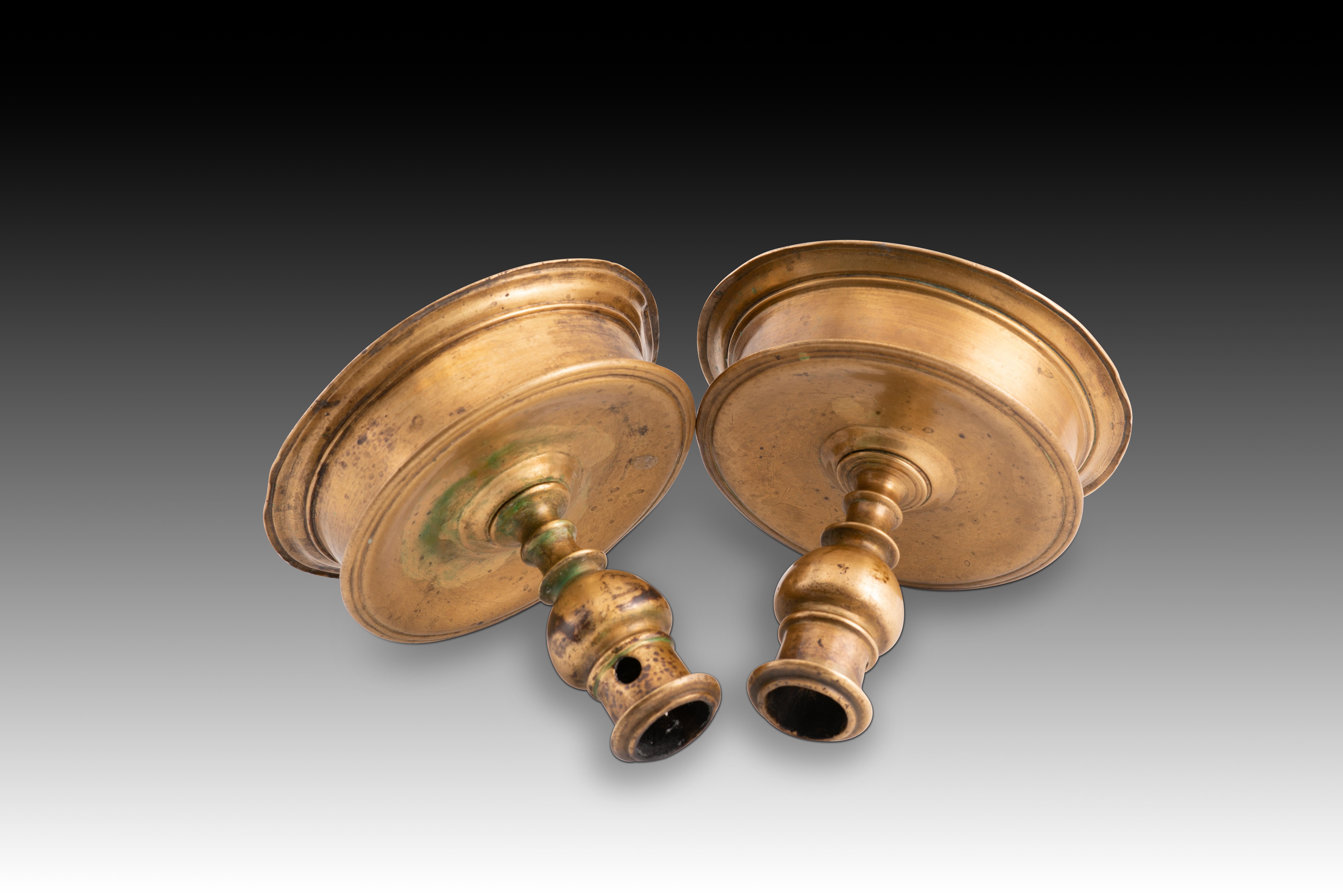 Coppia di candelieri. Bronzo. XVI secolo. In condizioni discrete in vendita a Madrid, ES