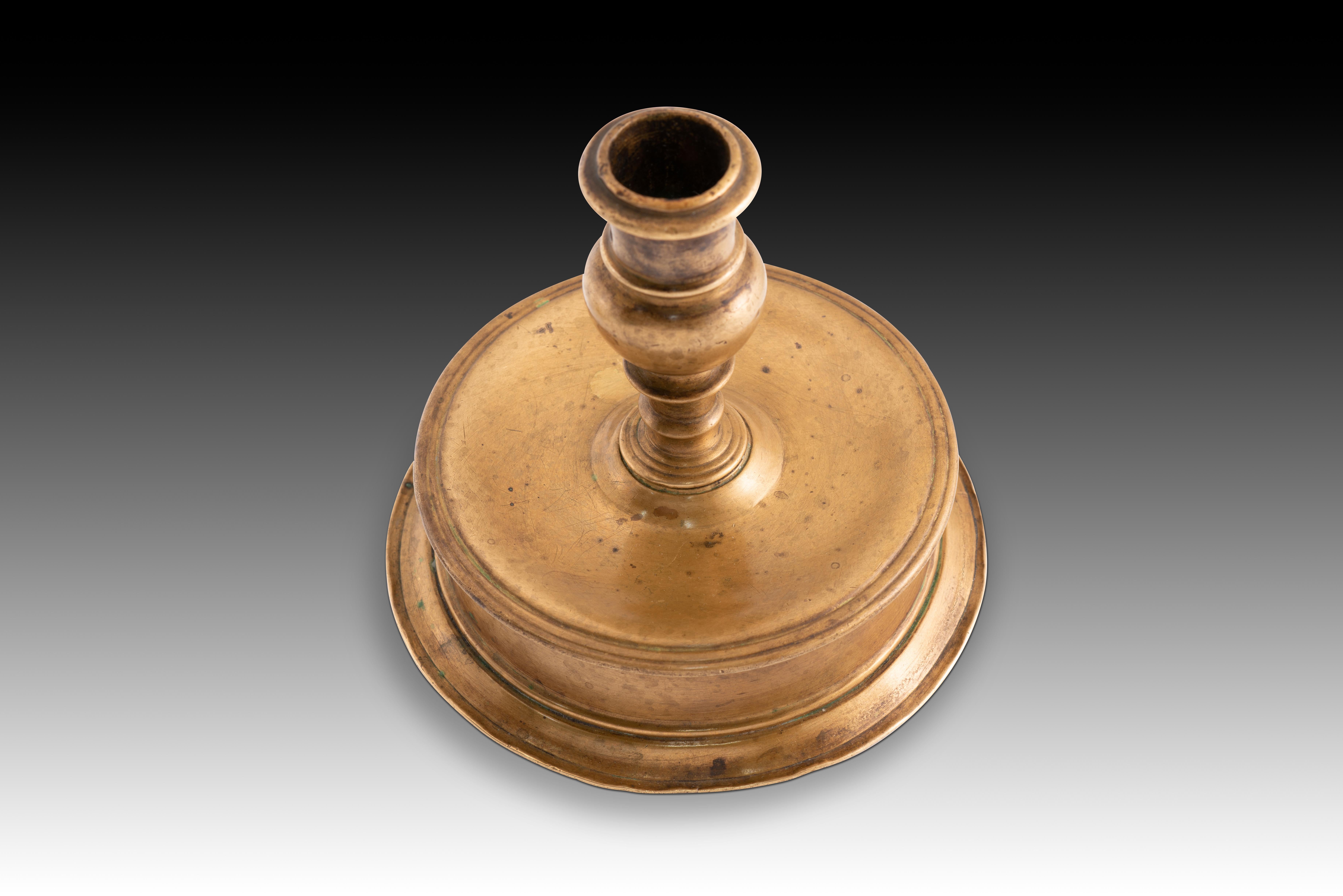 Fino al XVIII secolo Coppia di candelieri. Bronzo. XVI secolo. in vendita