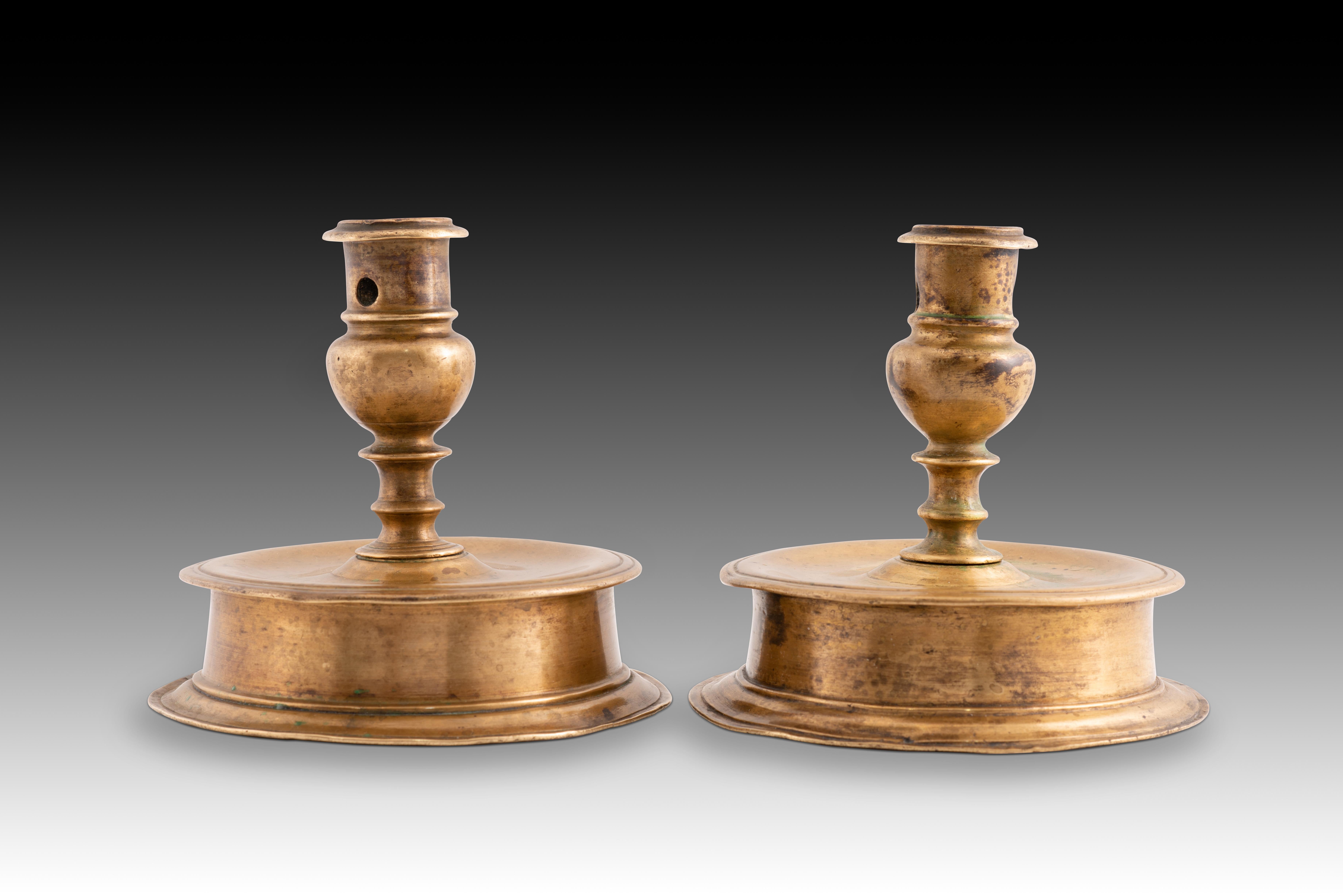 Coppia di candelieri. Bronzo. XVI secolo. in vendita 2