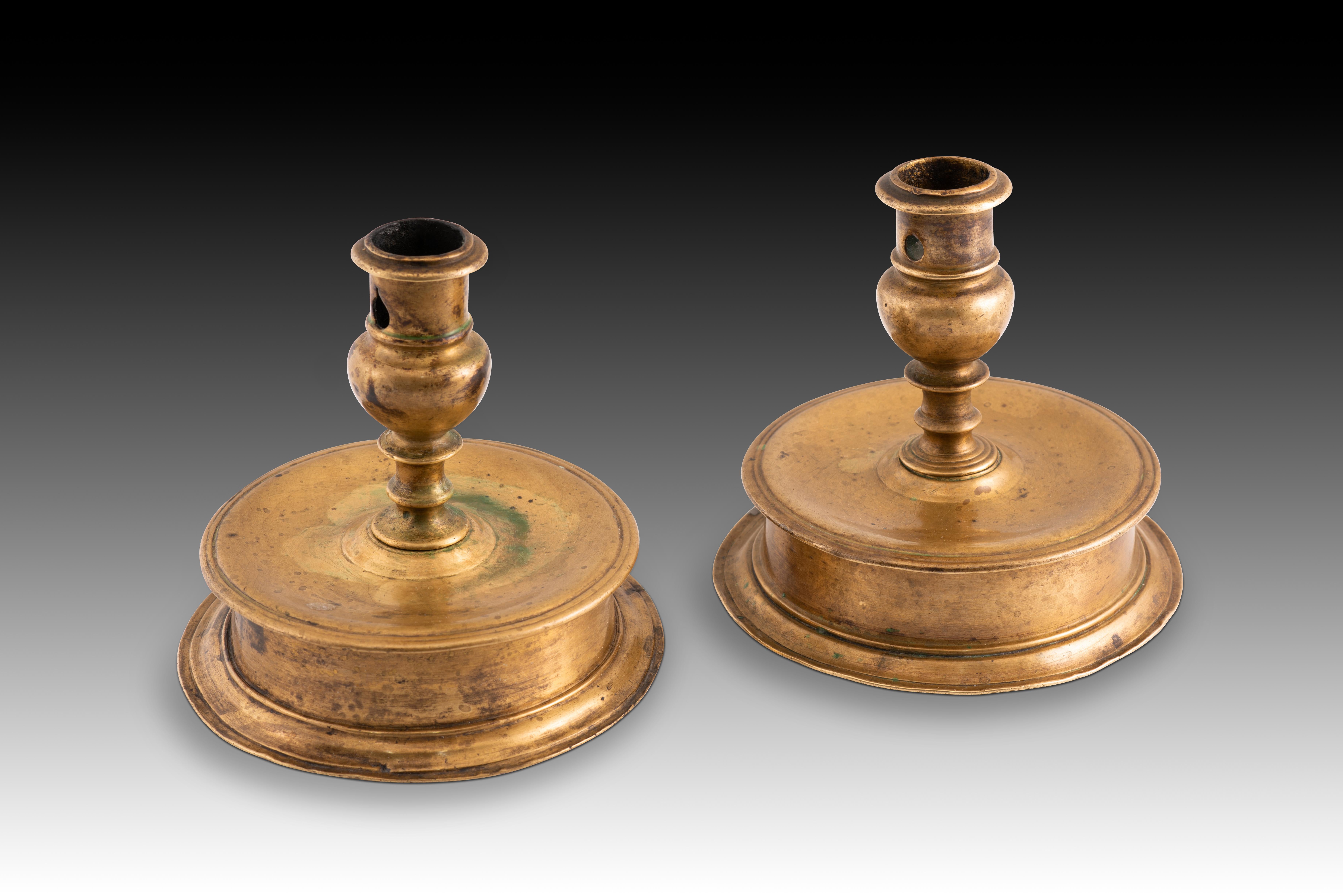 Coppia di candelieri. Bronzo. XVI secolo. in vendita