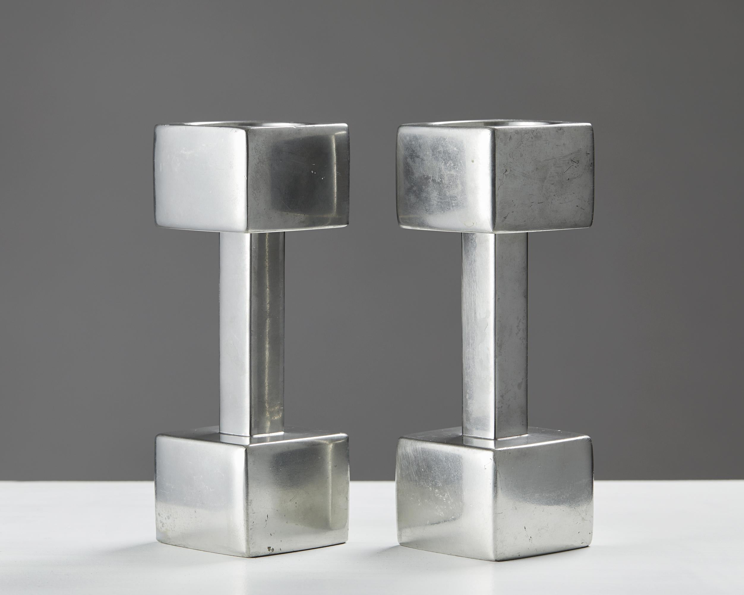 Pair of candlesticks, designed by Astrid Fog for Geust Andersen,
Denmark, 1960's

Polished pewter.

Signed Astrid Fog.

Numbered: 573046

Measures: 
H: 18.3 cm/ 7 14