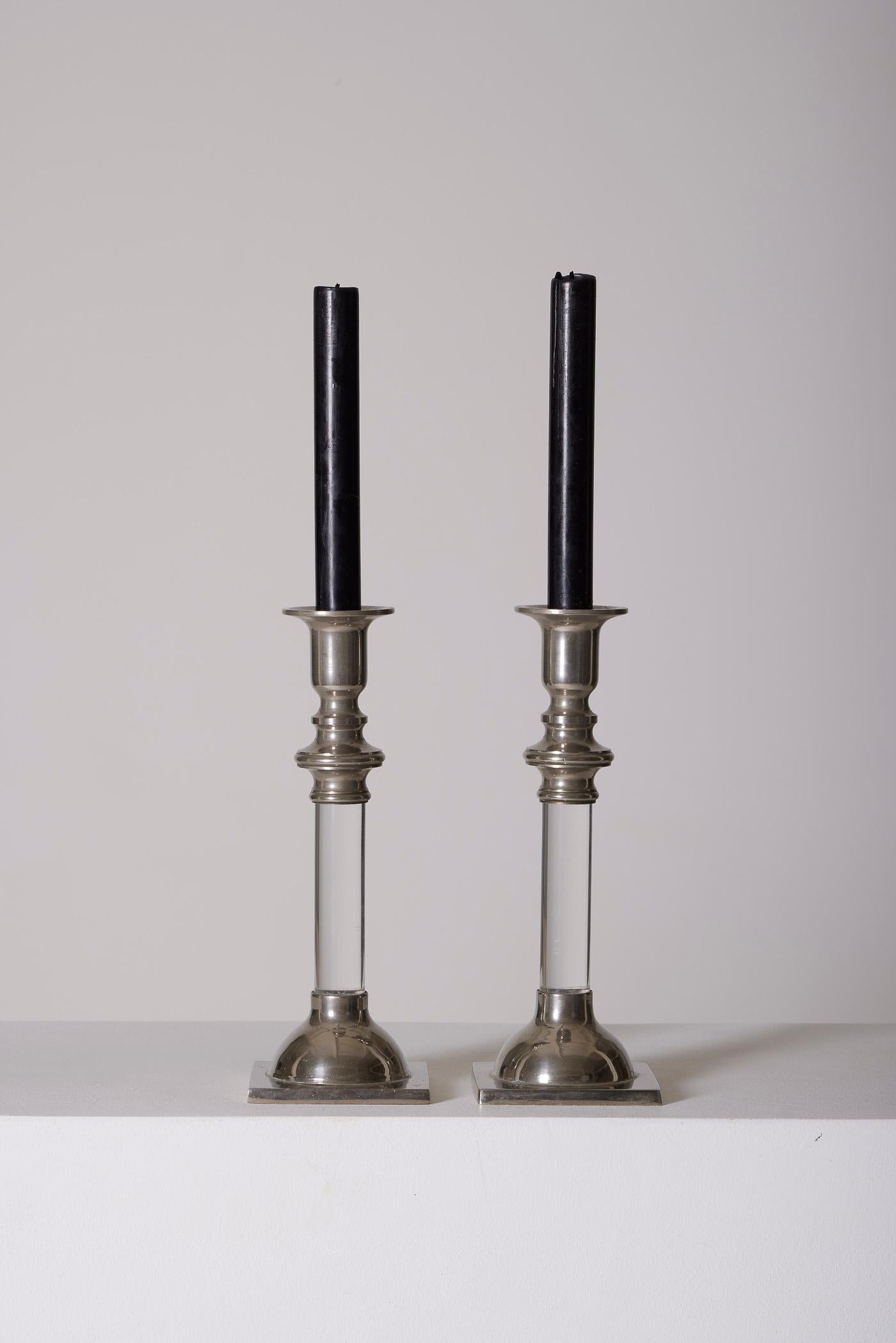 A pair of modernist silver-plated metal and plexiglass candlesticks. In perfect condition.
LP2631