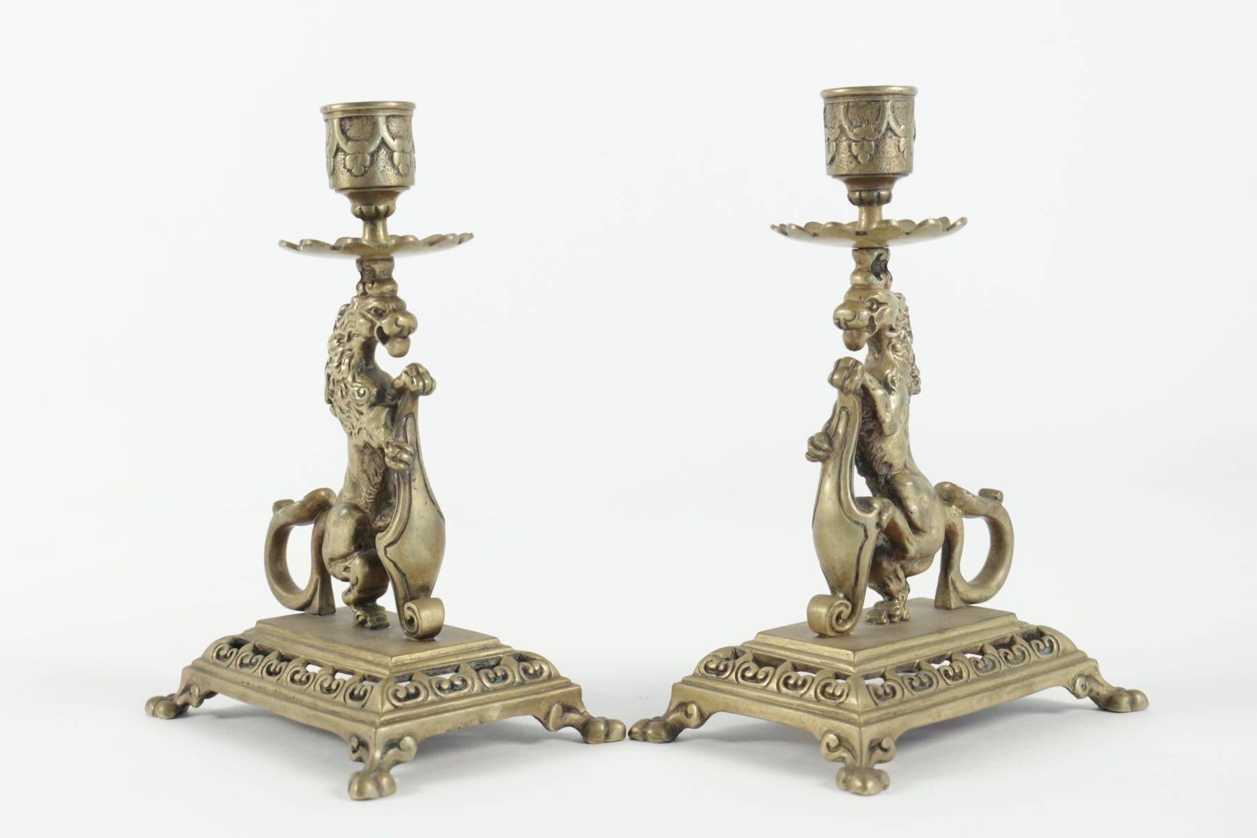 Coppia di candelieri del XIX secolo in bronzo.