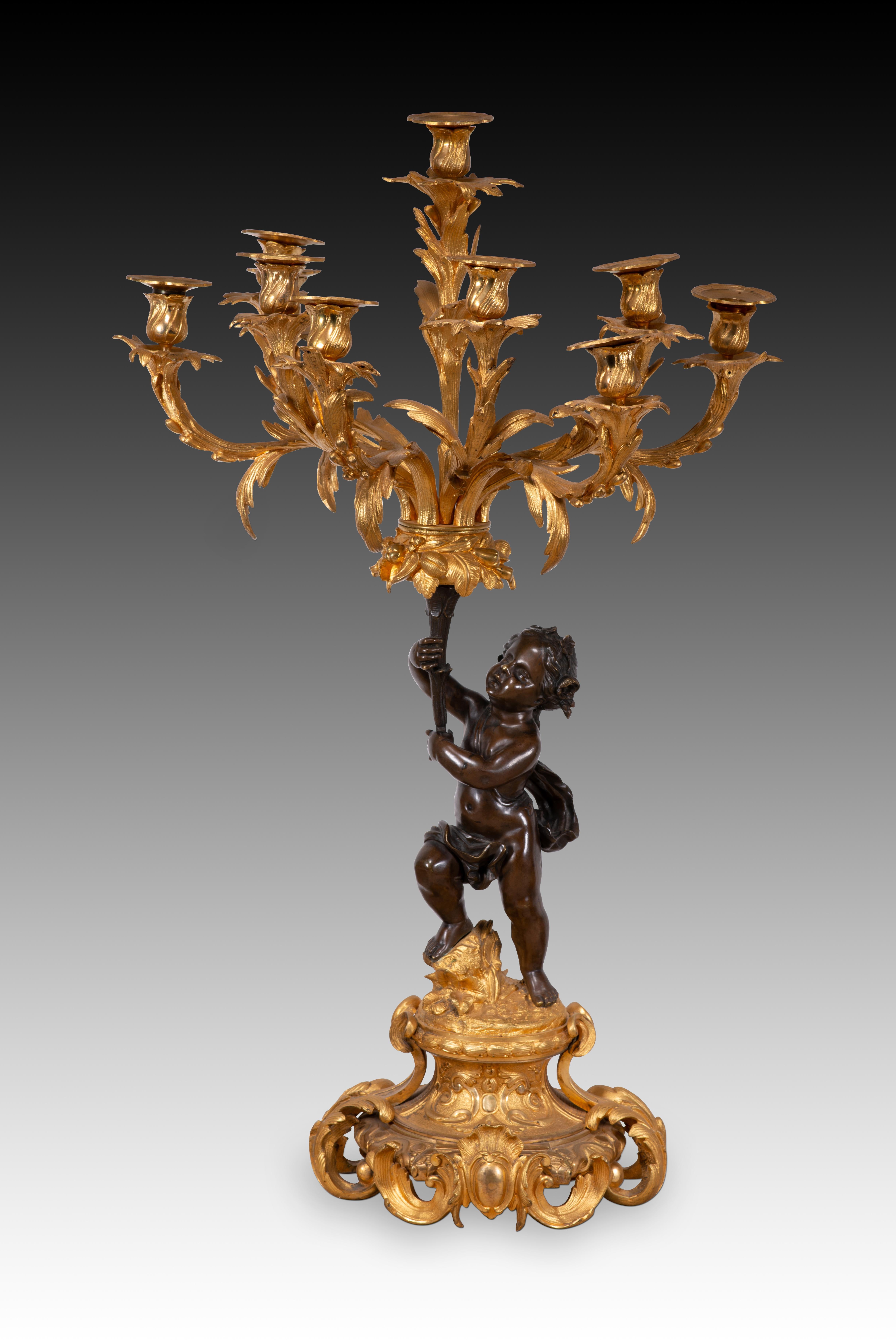 Paar Kerzenständer. Vergoldete und gebläute Bronze. Frankreich, 19. Jahrhundert. 
Paar Kandelaber mit je zehn Lichtern, bestehend aus einem Sockel und Armen aus vergoldeter Bronze und einer Figur in der Mitte aus brünierter Bronze. Die ovalen Sockel