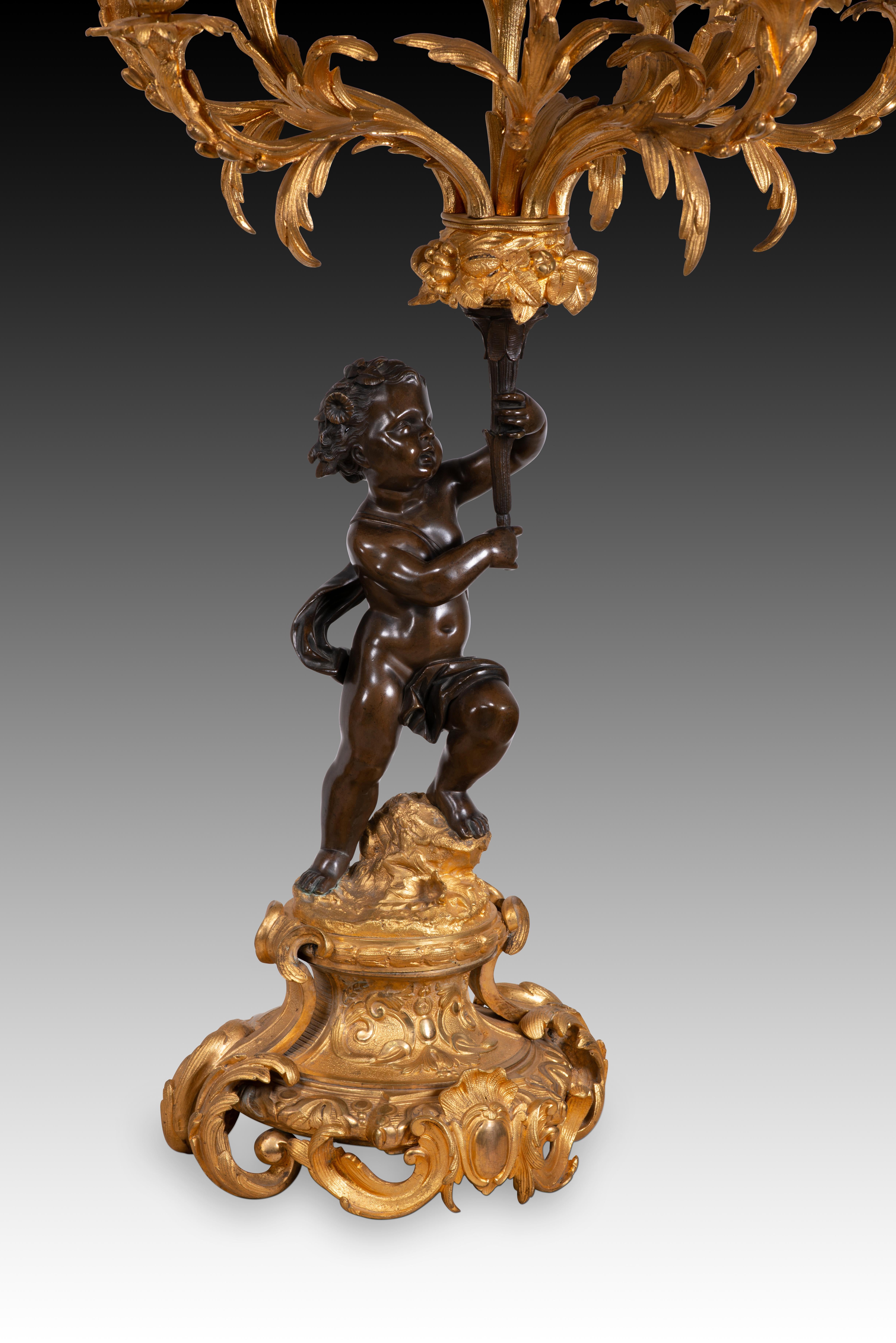 Paar Kerzenständer. Vergoldete und gebläute Bronze. Frankreich, 19. Jahrhundert. (Europäisch) im Angebot