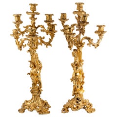 Paire de chandeliers. Bronze doré. 19e siècle, d'après des modèles français.