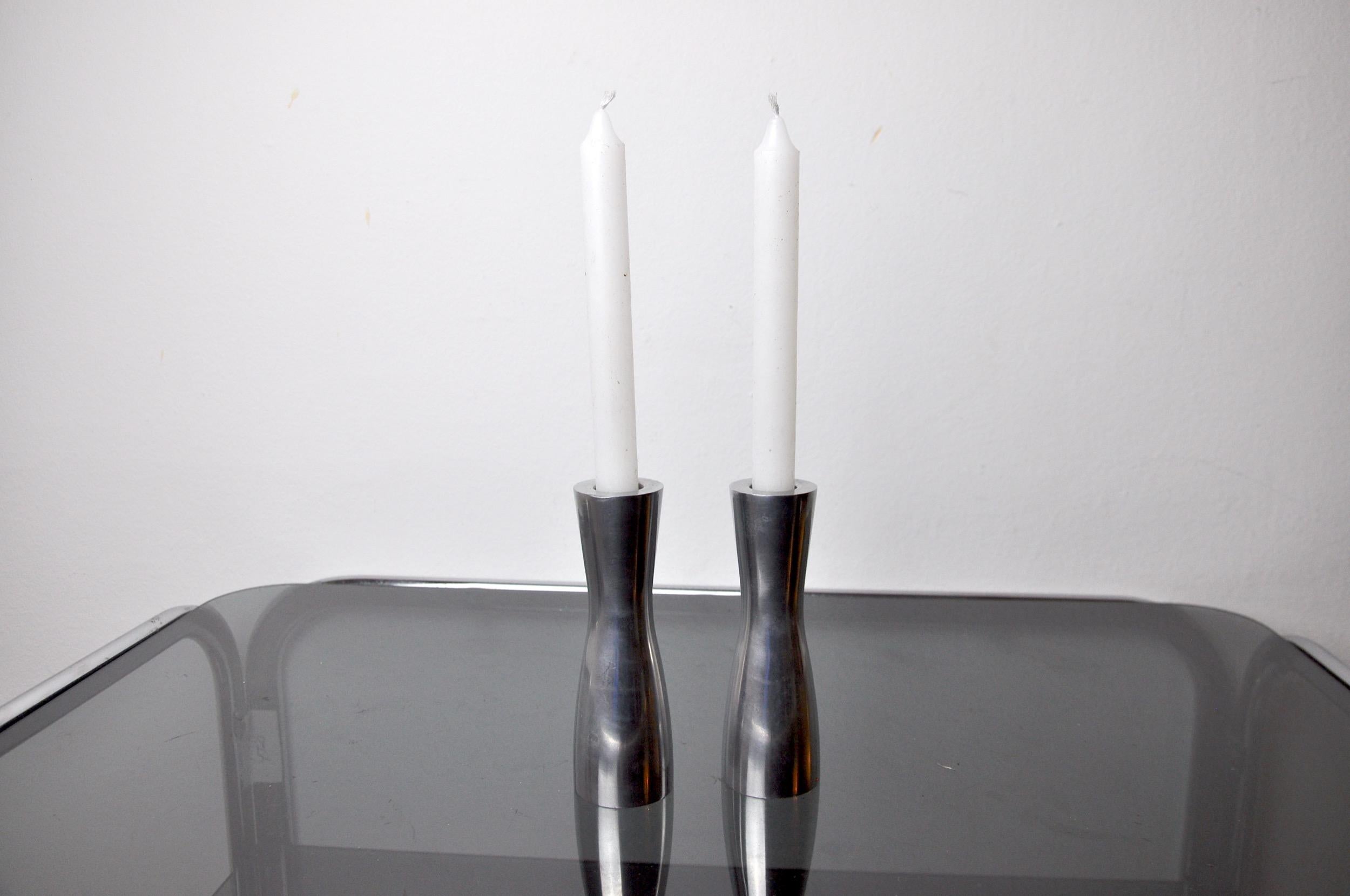 Very nice pair of abstract modernism candle holders, made of solid and heavy polished steel.

An elegant scandinavian design, conceived in the early 1990s by the famous designer erika pekkari.

Design objects that will perfectly decorate your