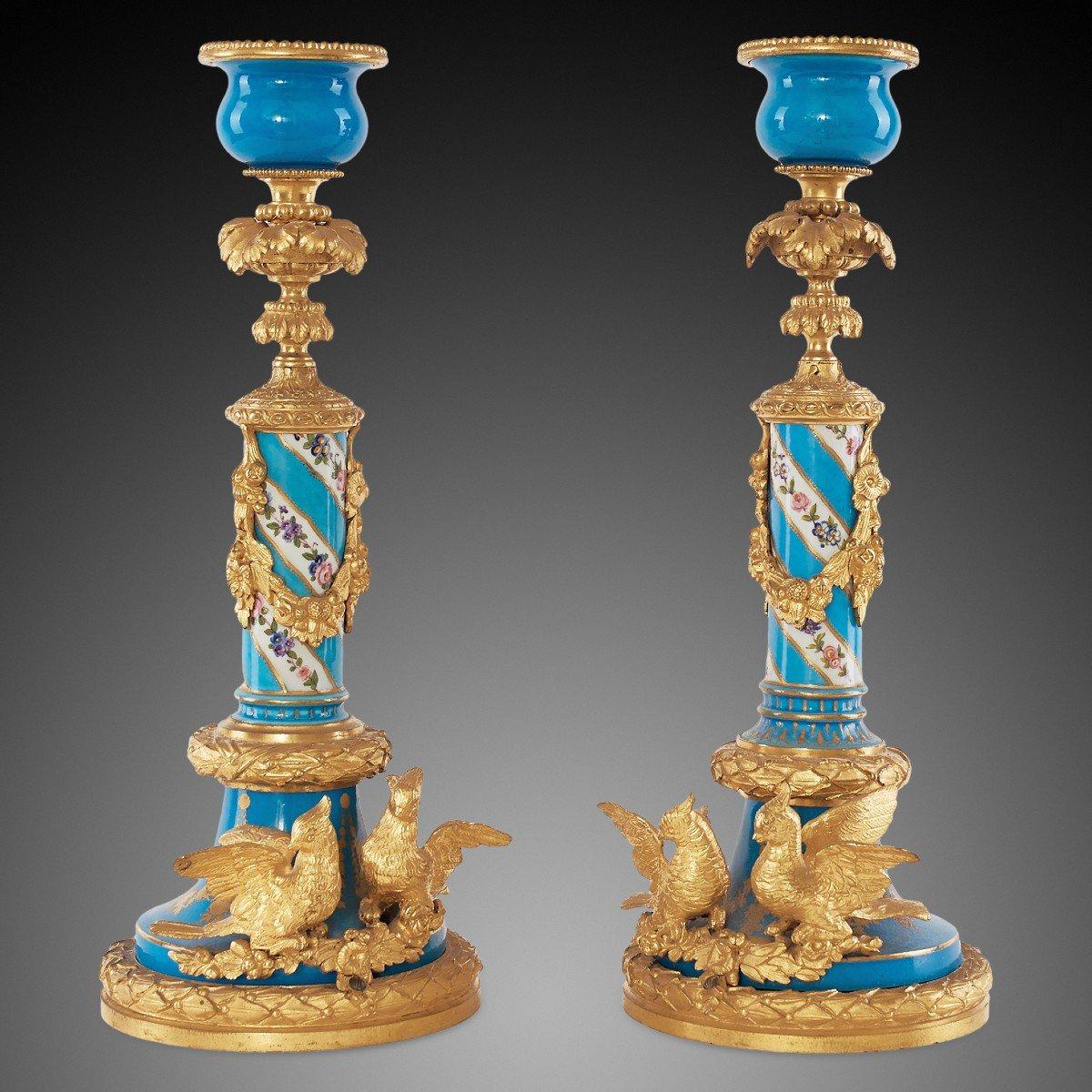 Questa squisita coppia di candelieri esemplifica l'estetica raffinata e la maestria artigianale dello stile Luigi XVI nella Francia del XIX secolo. Realizzati in una combinazione di bronzo dorato e malachite, questi candelieri mostrano un'armoniosa